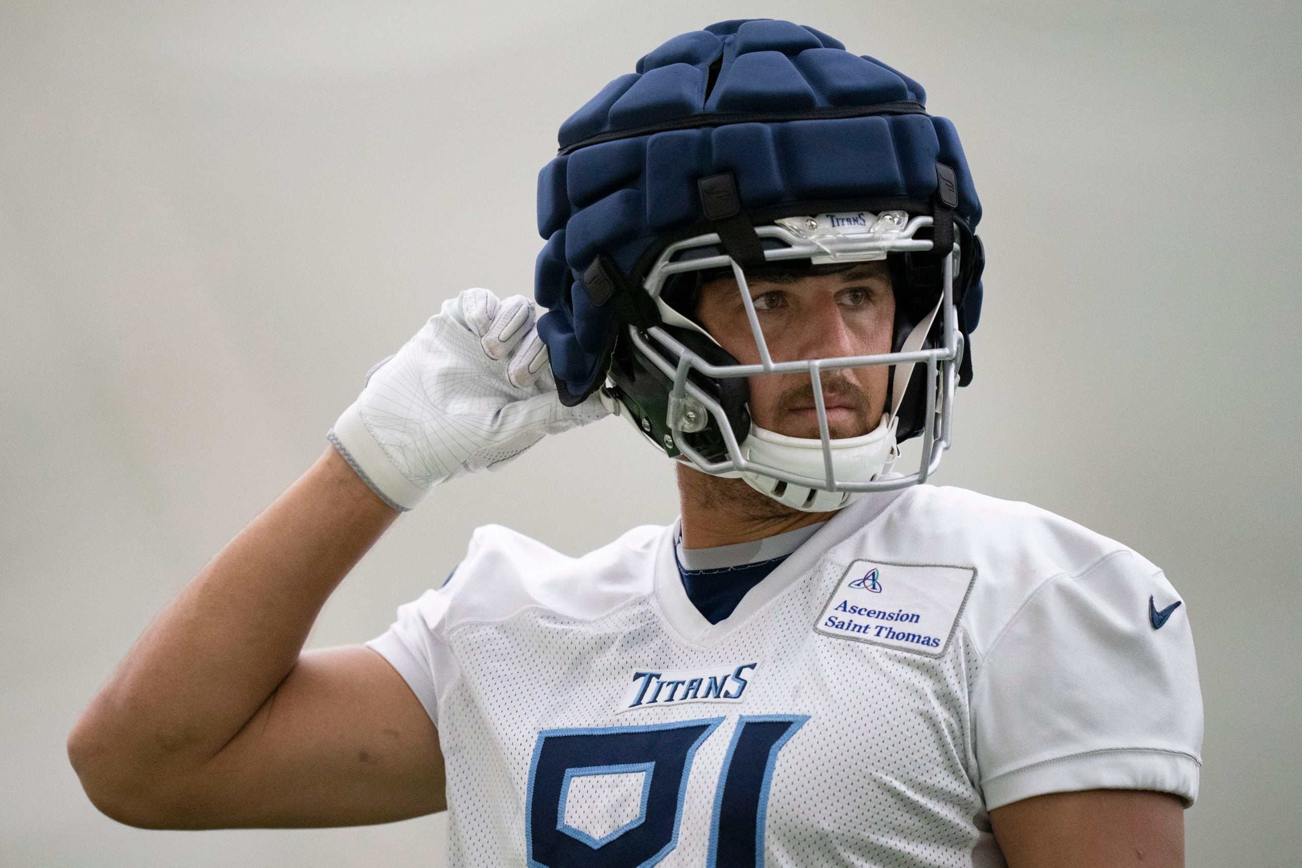 Tennessee Titans tight end Austin Hooper (81) waits for the next drill during a training camp practice at Saint Thomas Sports Park Friday, July 29, 2022, in Nashville, Tenn. Nas 0729 Titans 012