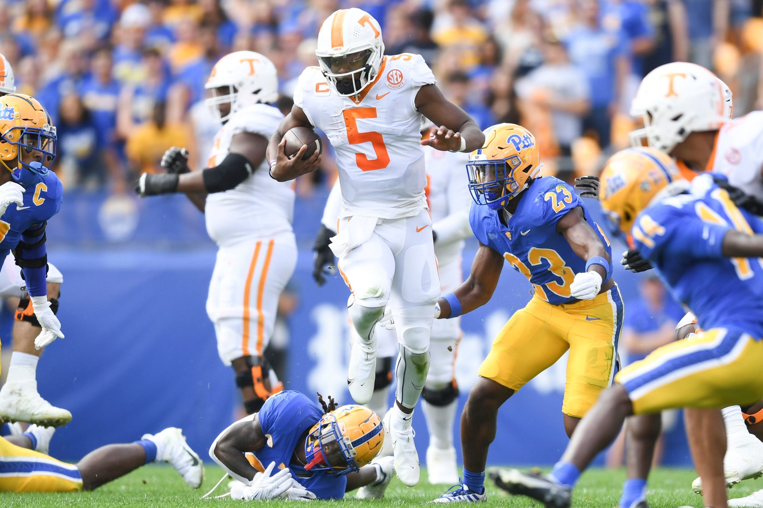 Tennessee quarterback Hendon Hooker (5) runs the ball during the first half of a game between the Tennessee Volunteers and Pittsburgh Panthers in Acrisure Stadium in Pittsburgh, Saturday, Sept. 10, 2022. Tennpitt0910 00767