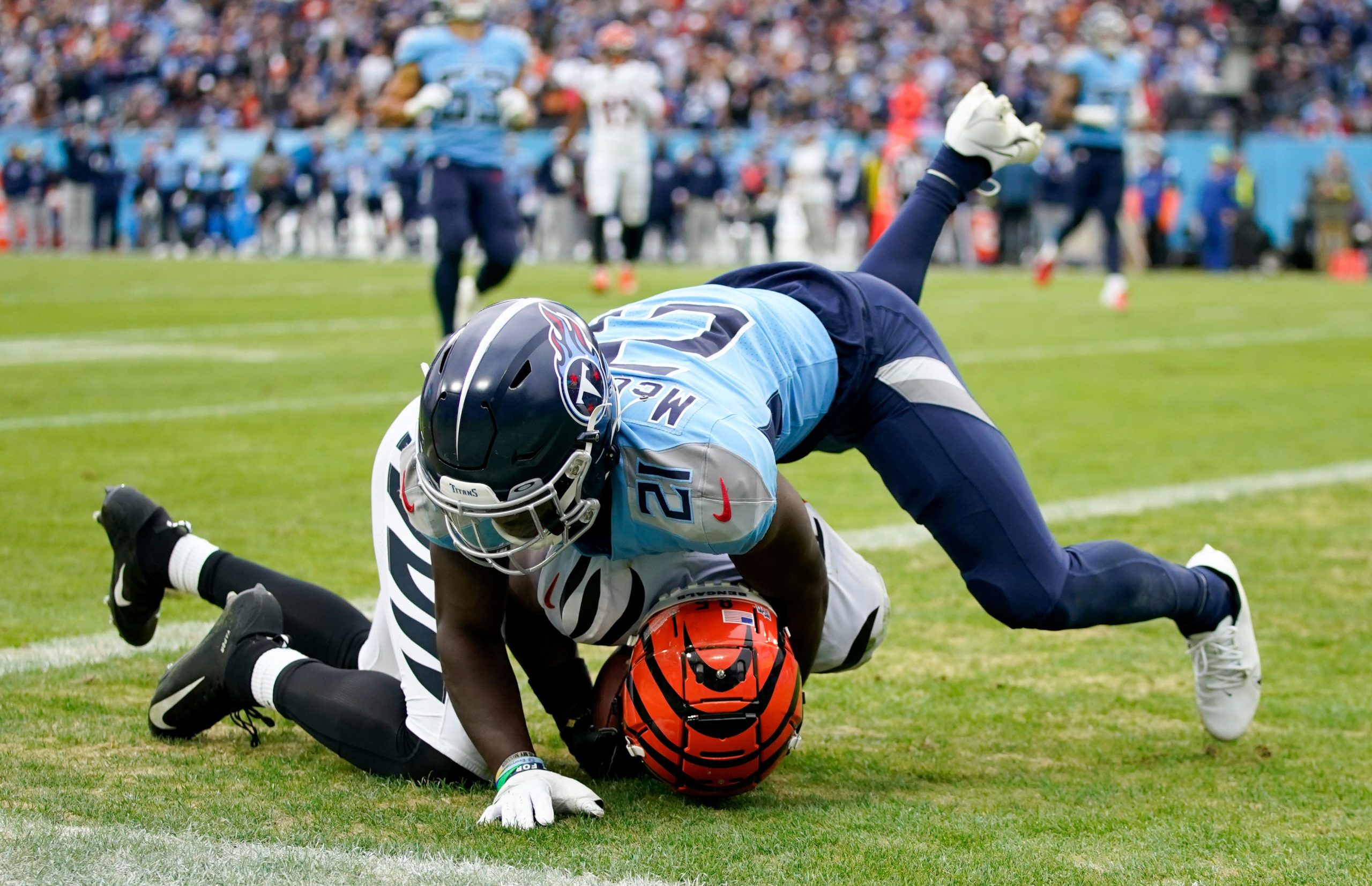 Cincinnati Bengals wide receiver Tee Higgins (85) scores a touchdown under pressure from Tennessee Titans cornerback Roger McCreary (21) during the fourth quarter at Nissan Stadium Sunday, Nov. 27, 2022, in Nashville, Tenn. Nfl Cincinnati Bengals At Tennessee Titans