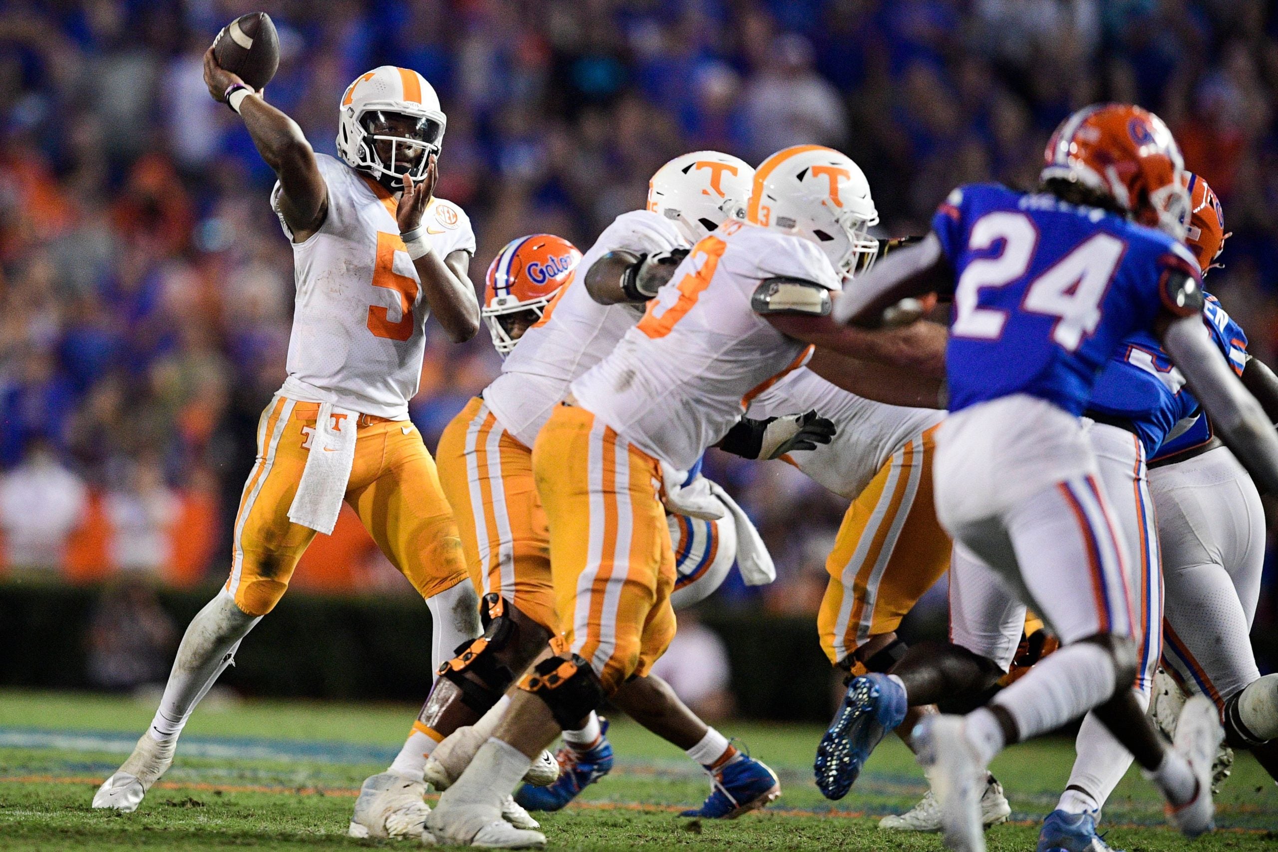 Tennessee quarterback Hendon Hooker (5) throws a pass during a game at Ben Hill Griffin Stadium in Gainesville, Fla. on Saturday, Sept. 25, 2021. Kns Tennessee Florida Football