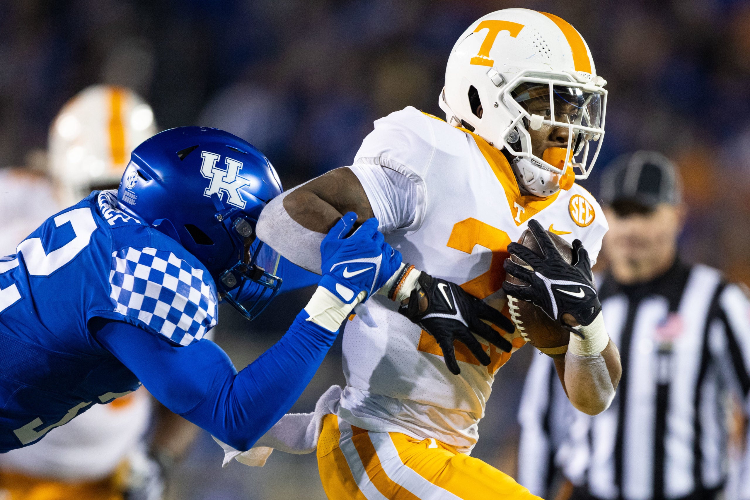 Nov 6, 2021; Lexington, Kentucky, USA; Kentucky Wildcats linebacker Trevin Wallace (left) chases down Tennessee Volunteers running back Jaylen Wright (20) during the fourth quarter against the Kentucky Wildcats at Kroger Field. Mandatory Credit: Jordan Prather-USA TODAY Sports