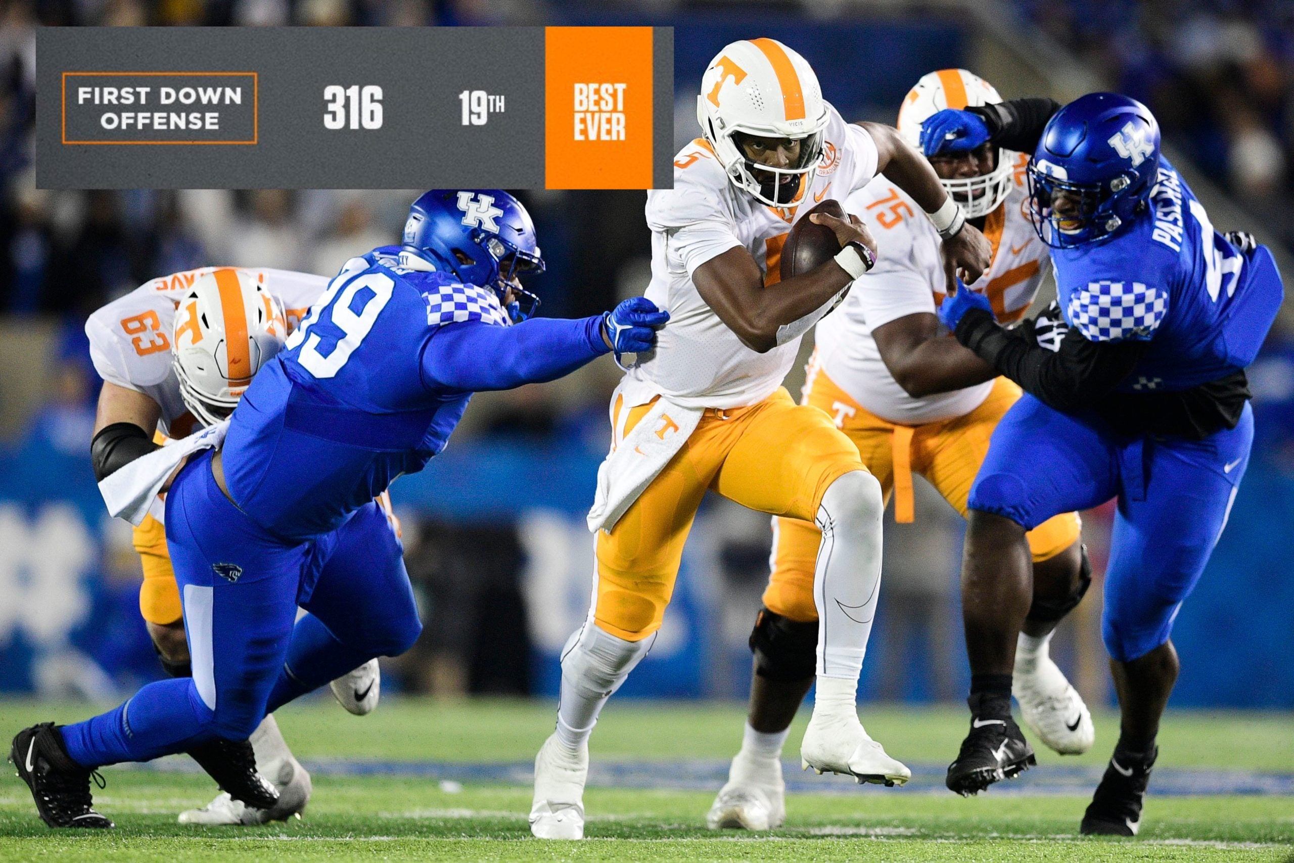 Tennessee quarterback Hendon Hooker (5) runs the ball during an SEC football game between Tennessee and Kentucky at Kroger Field in Lexington, Ky. on Saturday, Nov. 6, 2021. Kns Tennessee Kentucky Football