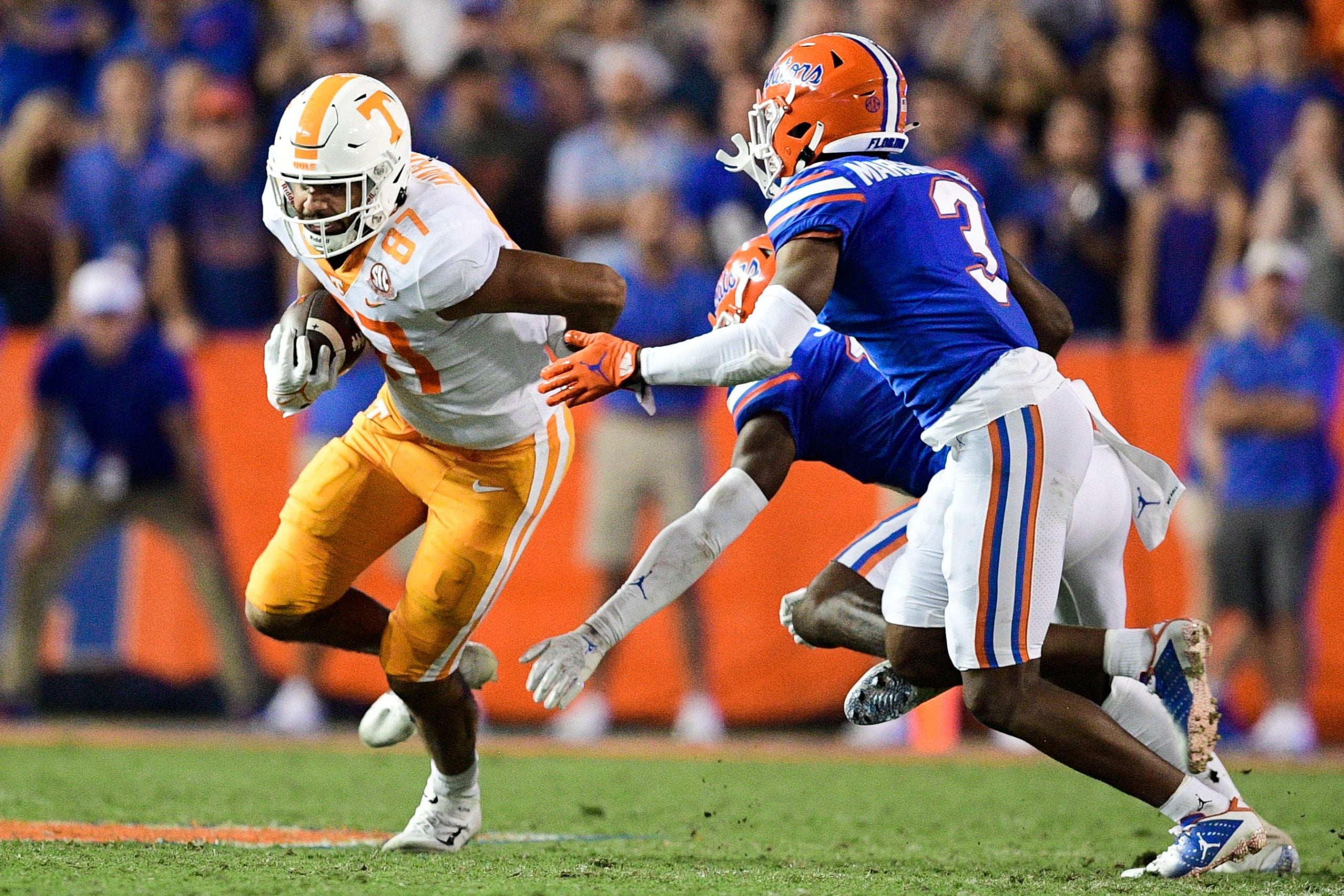 Tennessee tight end Jacob Warren (87) runs the ball past Florida cornerback Jason Marshall Jr. (3) and Florida safety Tre'Vez Johnson (16) during a game at Ben Hill Griffin Stadium in Gainesville, Fla. on Saturday, Sept. 25, 2021. Kns Tennessee Florida Football
