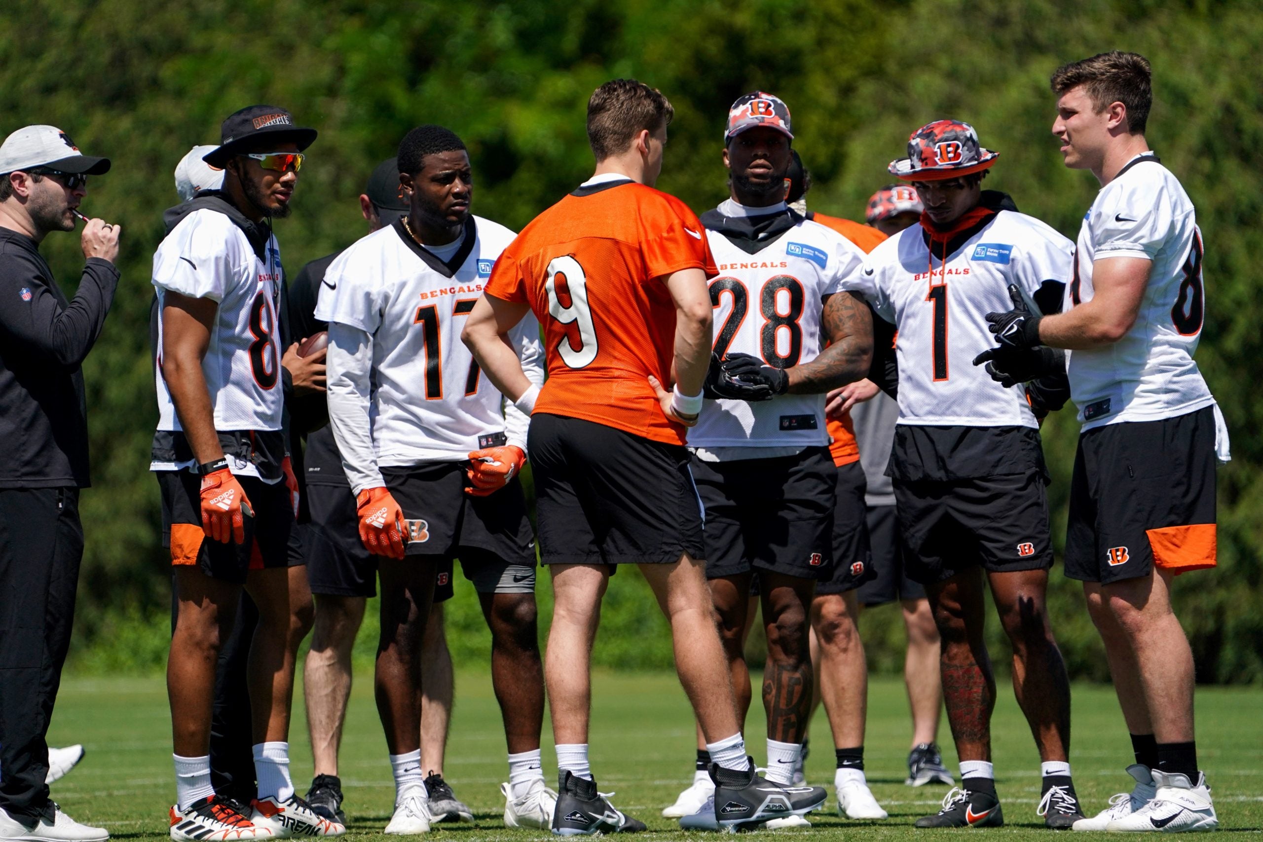 Cincinnati Bengals quarterback Joe Burrow (9) huddles with wide receiver Tyler Boyd (83), wide receiver Stanley Morgan (17), running back Joe Mixon (28), wide receiver JaÕMarr Chase (1) and tight tend Drew Sample (89) during practice, Tuesday, May 17, 2022, at the Paul Brown Stadium practice fields in Cincinnati. Cincinnati Bengals Practice May 17 0105