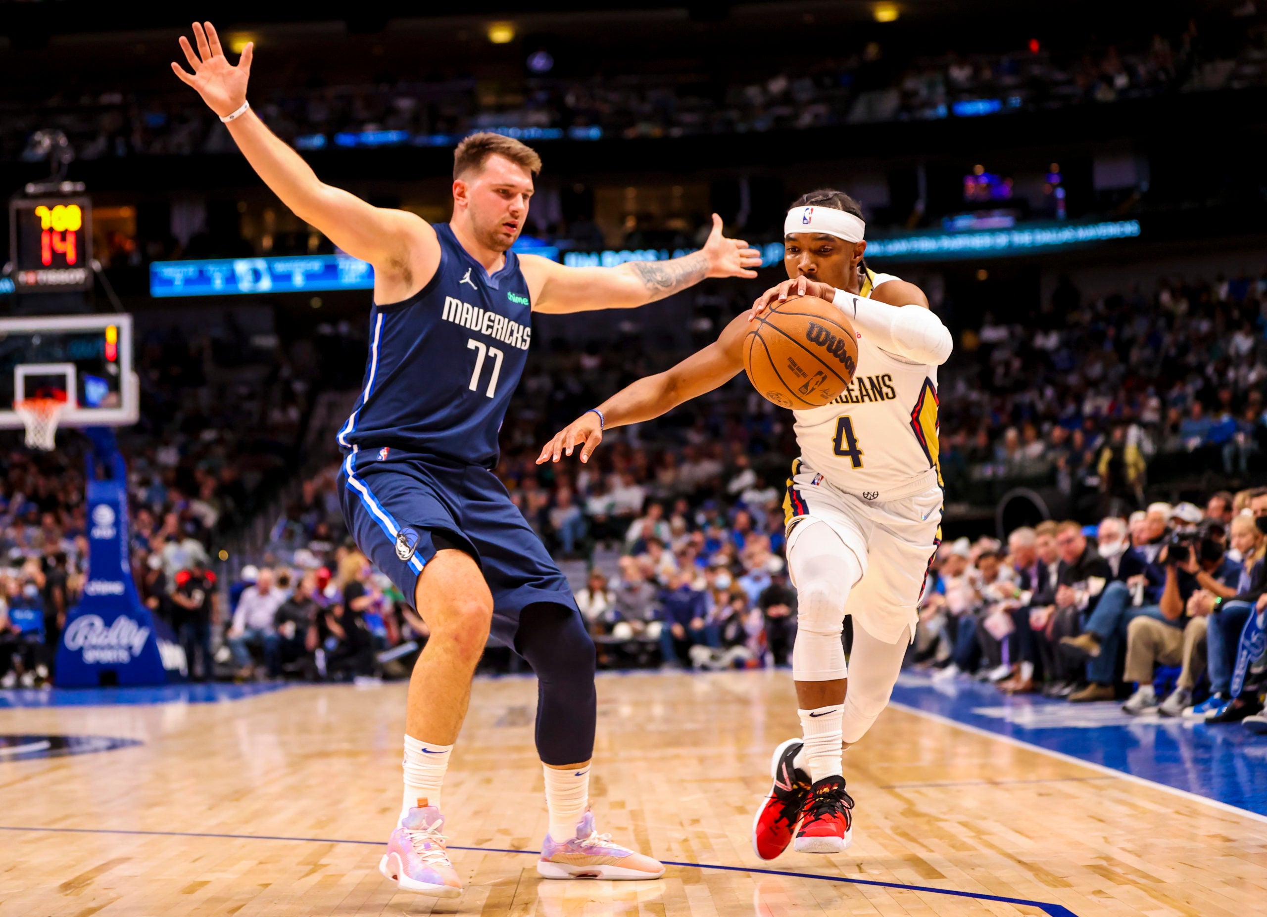 Luka Doncic rolls past the Pelicans