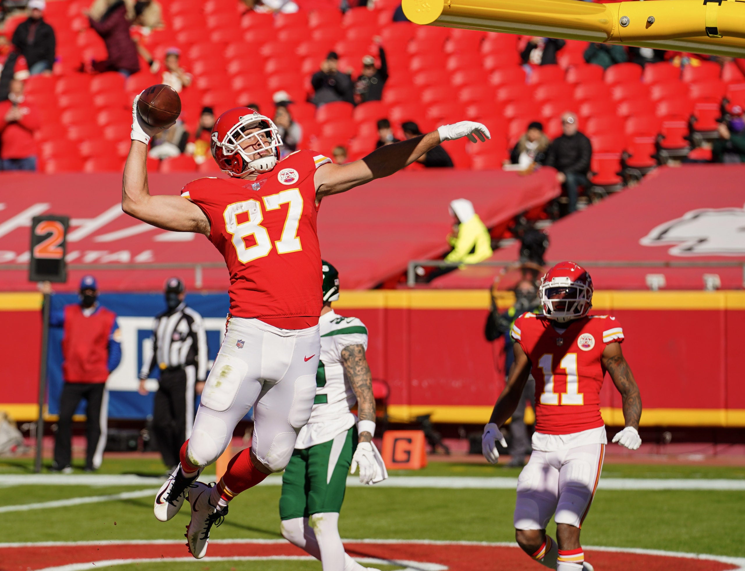 Travis Kelce dunks on goal post