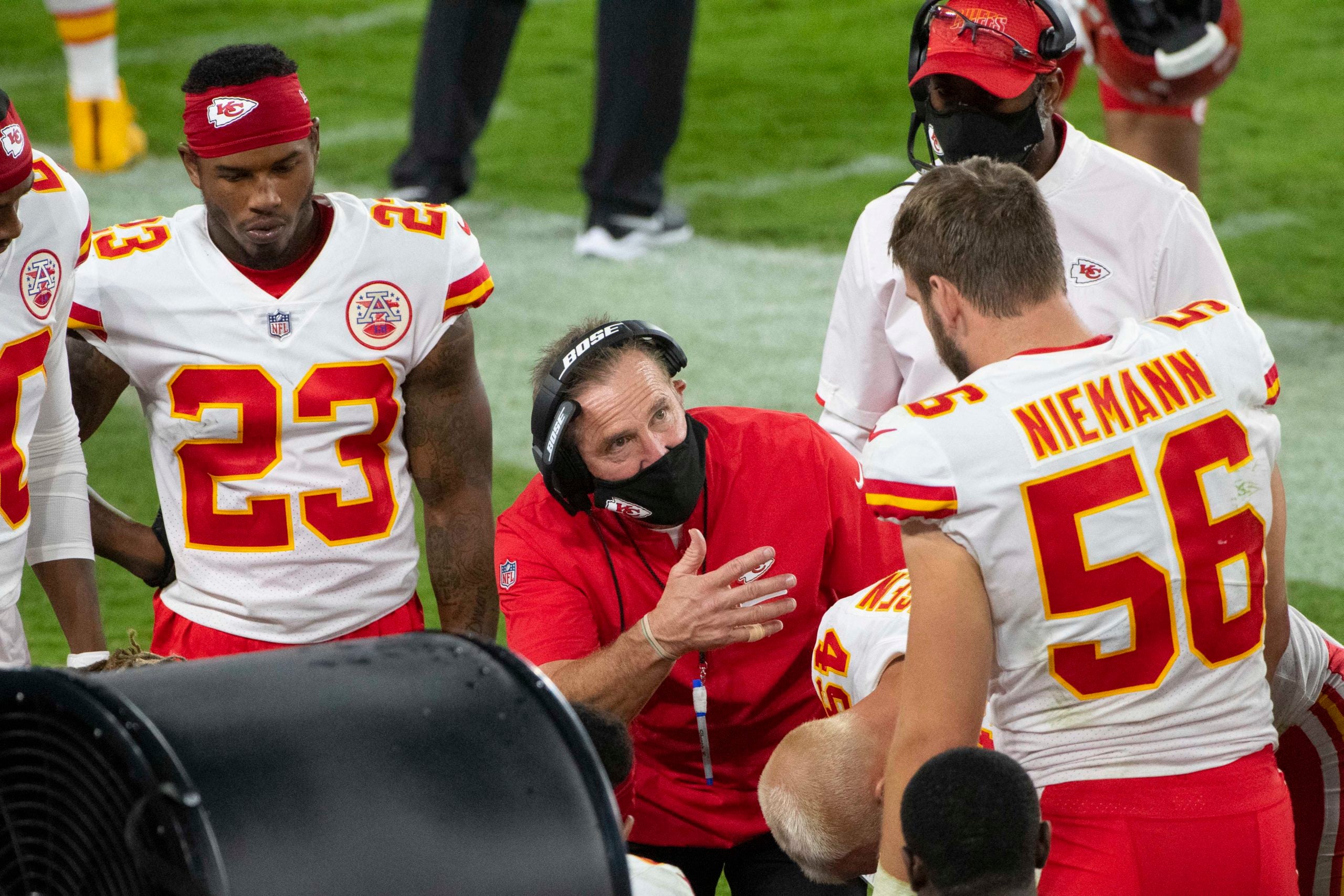 Steve Spanguolo coaches defense