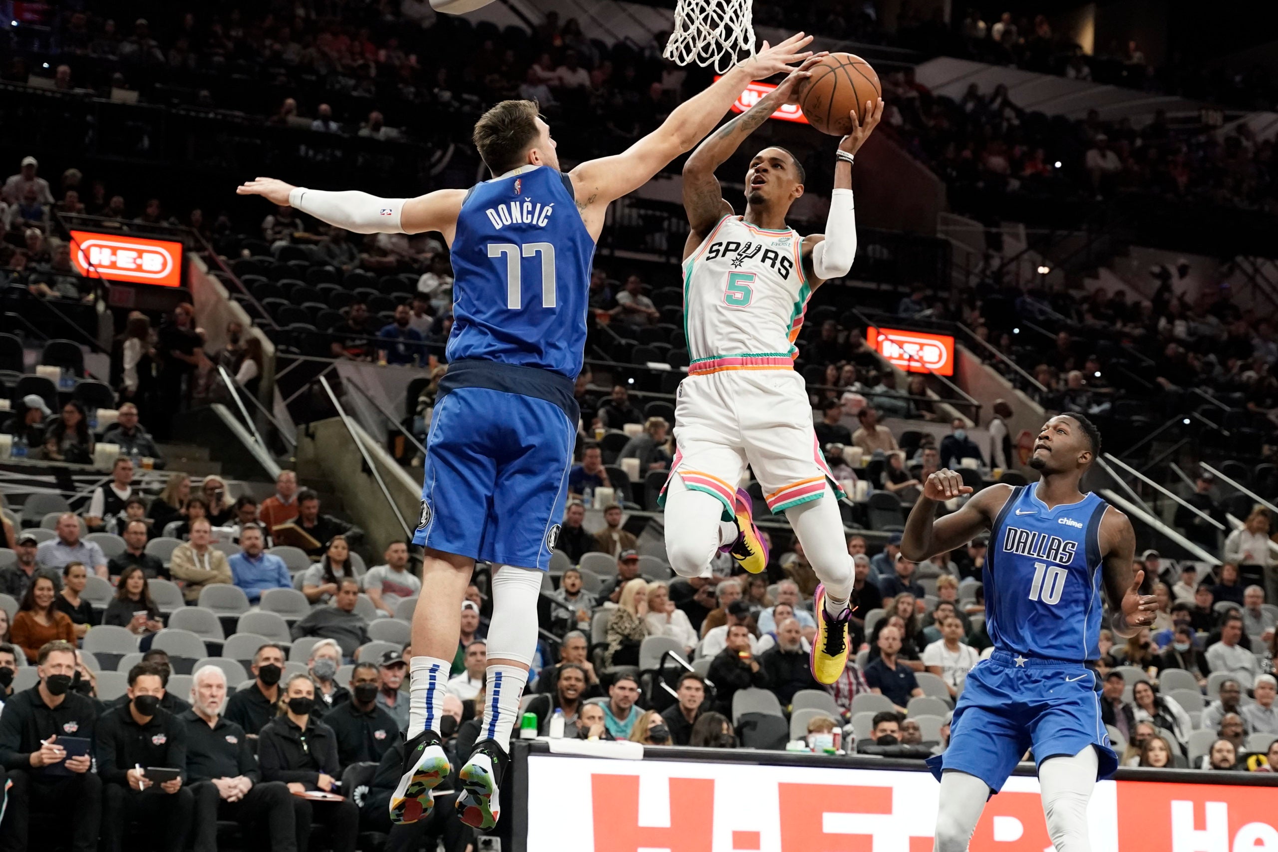 Luka Donic goes off agains the Spurs