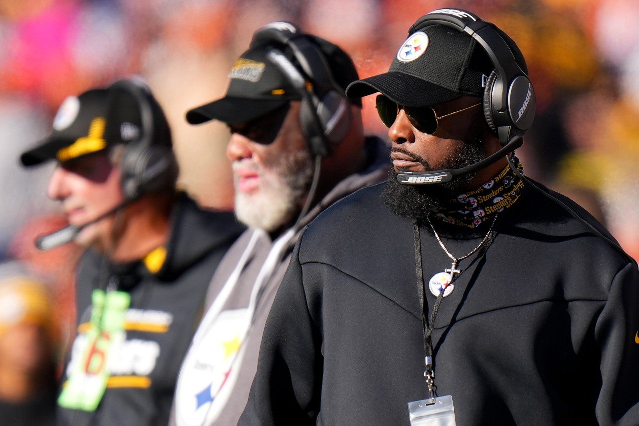 Pittsburgh Steelers head coach Mike Tomlin paces the sideline in the second quarter during a Week 12 NFL football game against the Cincinnati Bengals, Sunday, Nov. 28, 2021, at Paul Brown Stadium in Cincinnati. Pittsburgh Steelers At Cincinnati Bengals Nov 28. Mandatory Credit:  Kareem Elgazzar/The Enquirer / USA TODAY NETWORK