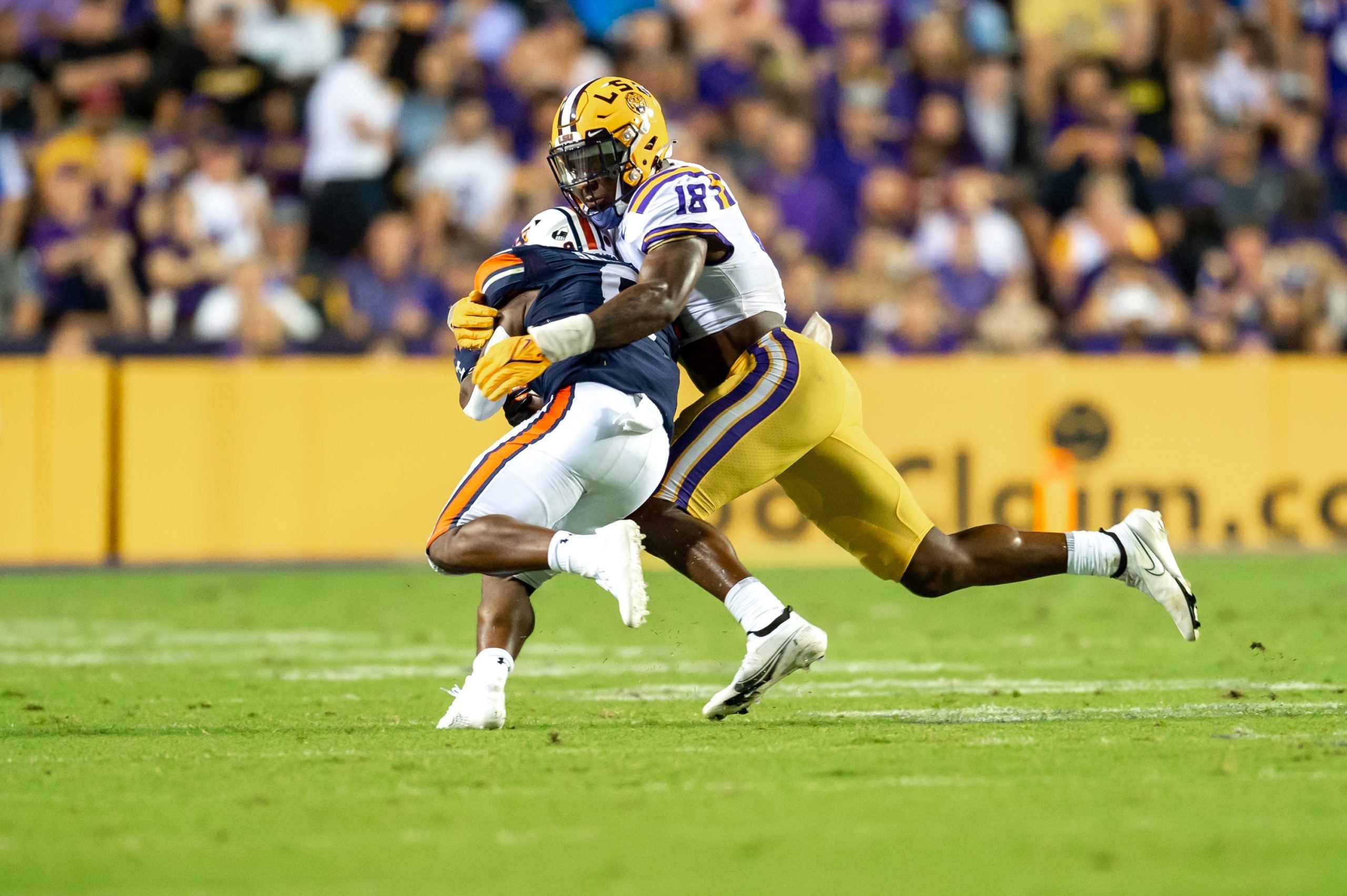 Damone Clark 18 makes a tackle as The LSU Tigers take on the Auburn Tigers in Tiger Stadium. Saturday, Oct. 2, 2021. Half 1 Lsu Vs Auburn Football V2 1244