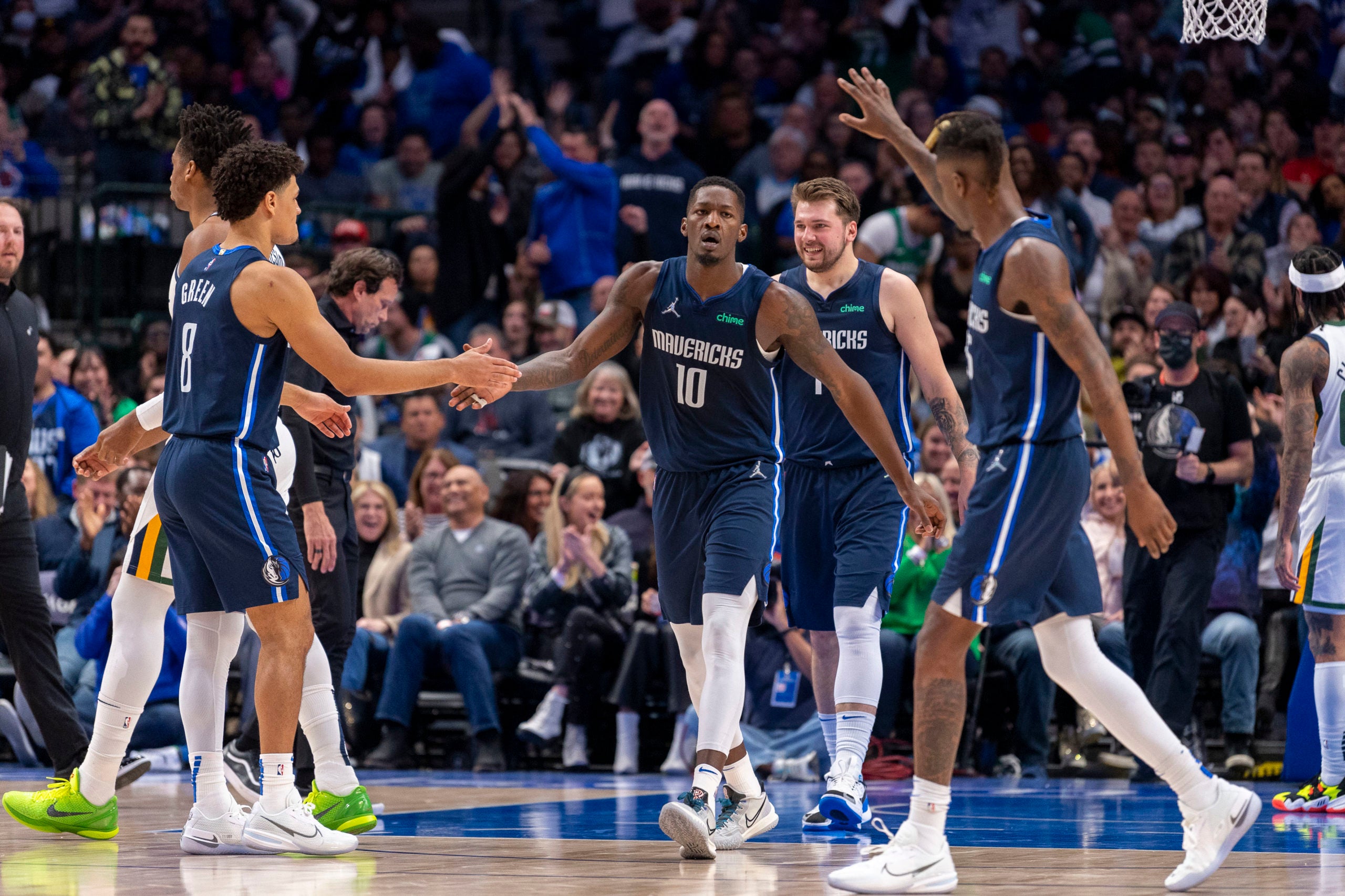 Josh Green and Dorian Finney-Smith shake hands