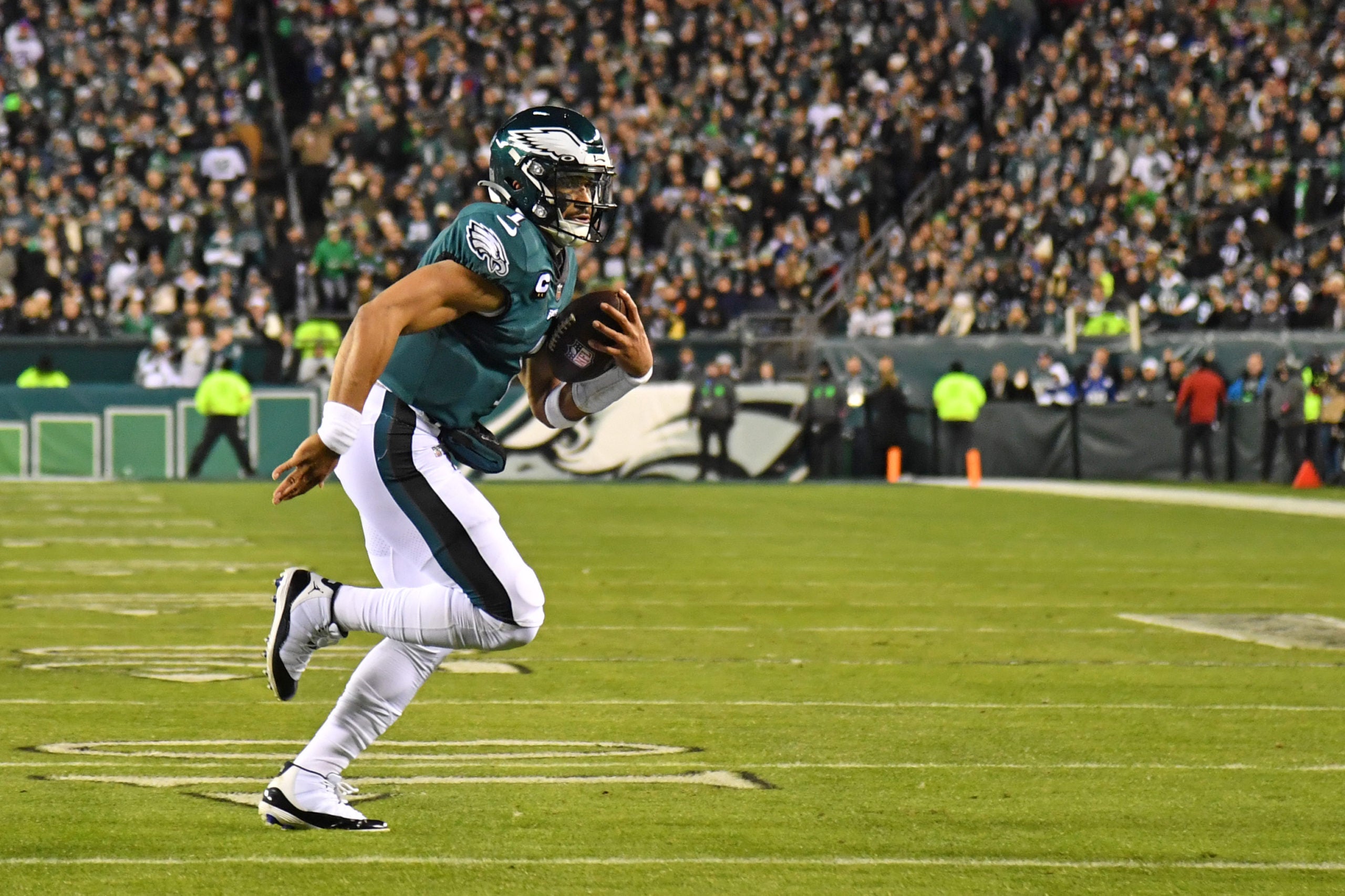 Jalen Hurts runs in the divisional round of the NFL playoffs.