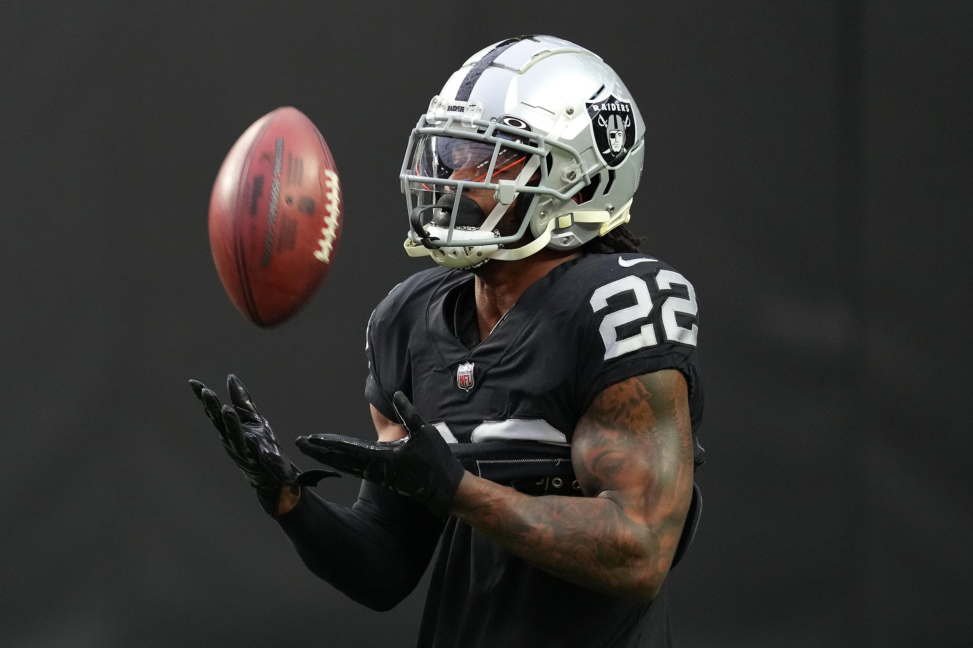 Abdullah, raiders, re-sign
