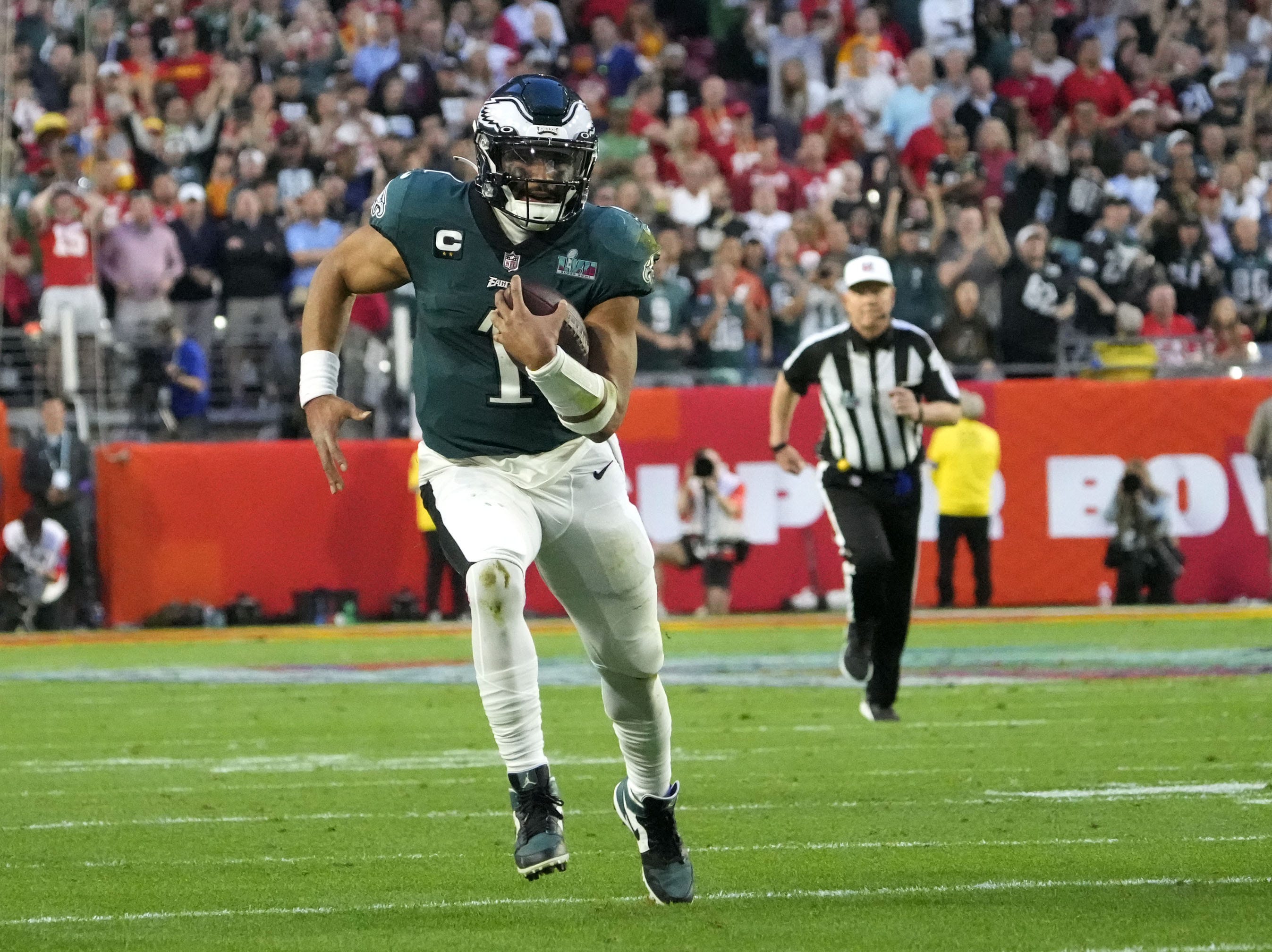 Philadelphia Eagles quarterback Jalen Hurts (1) runs the ball against the Kansas City Chiefs during the first half in Super Bowl LVII at State Farm Stadium in Glendale on Feb. 12, 2023. Nfl Super Bowl Lvii Kansas City Chiefs Vs Philadelphia Eagles