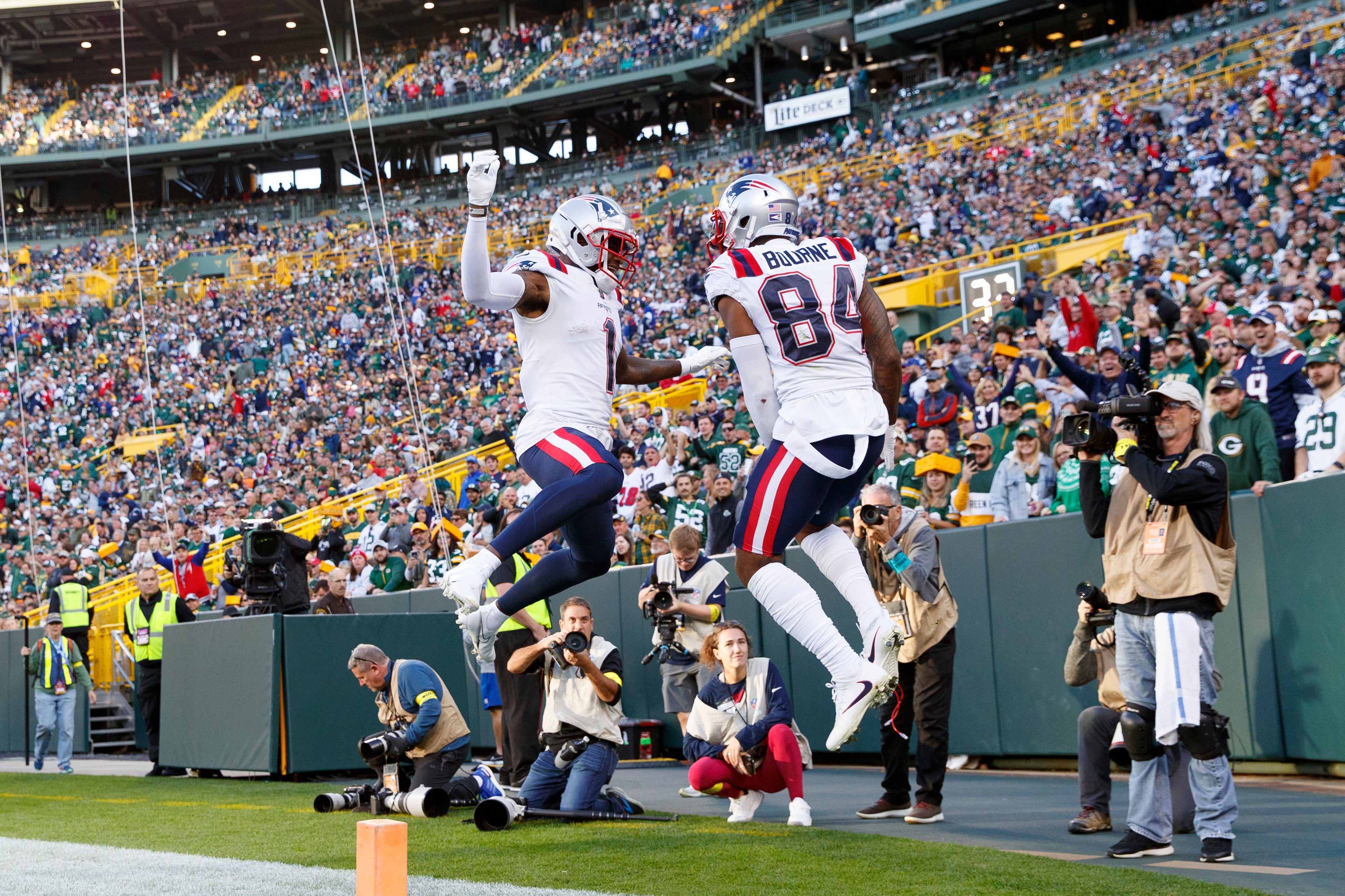 DeVante Parker Kendrick Bourne Patriots Mike Gesicki OTAs