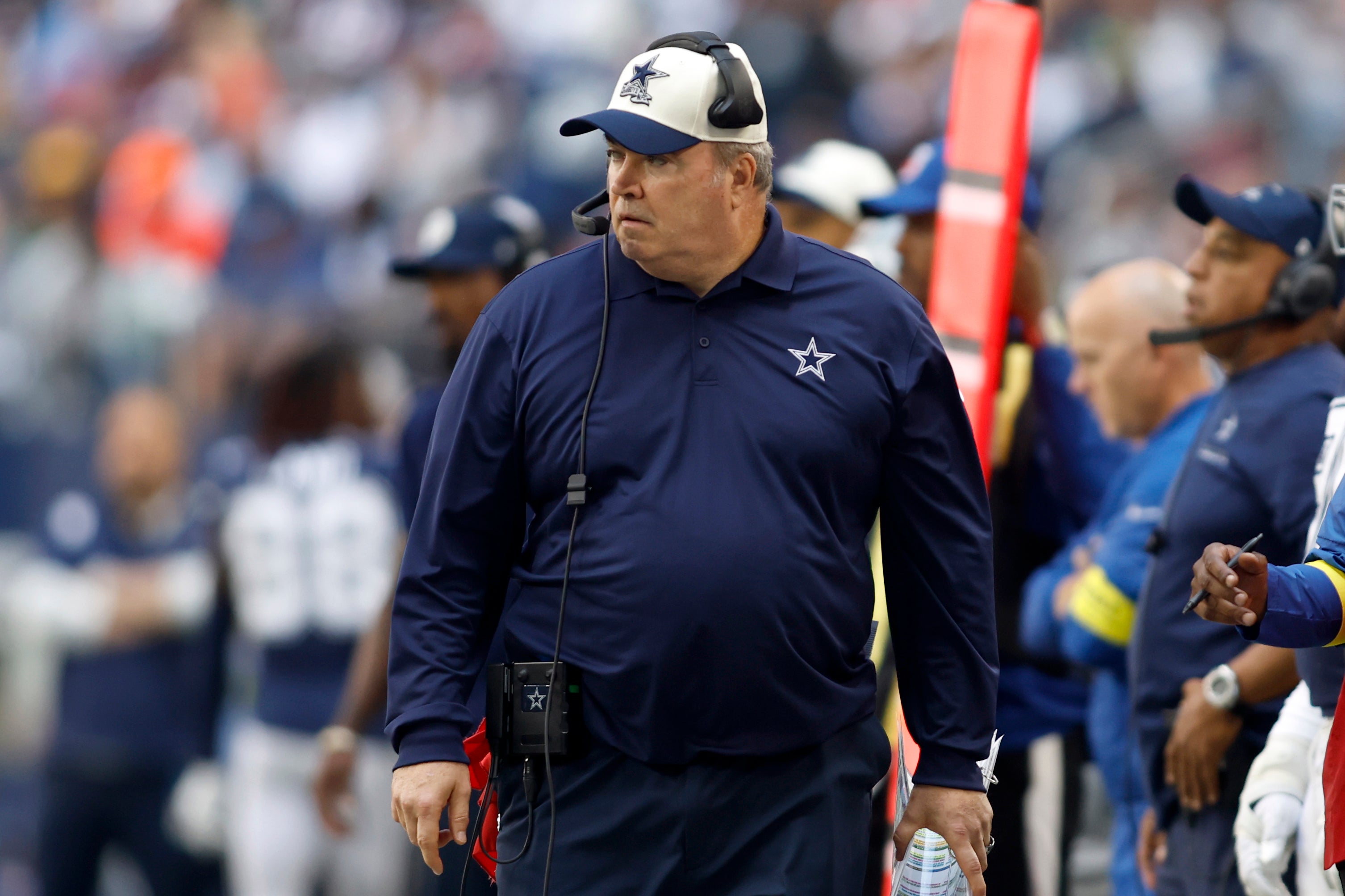 Dallas Cowboys HC Mike McCarthy on the sidelines
