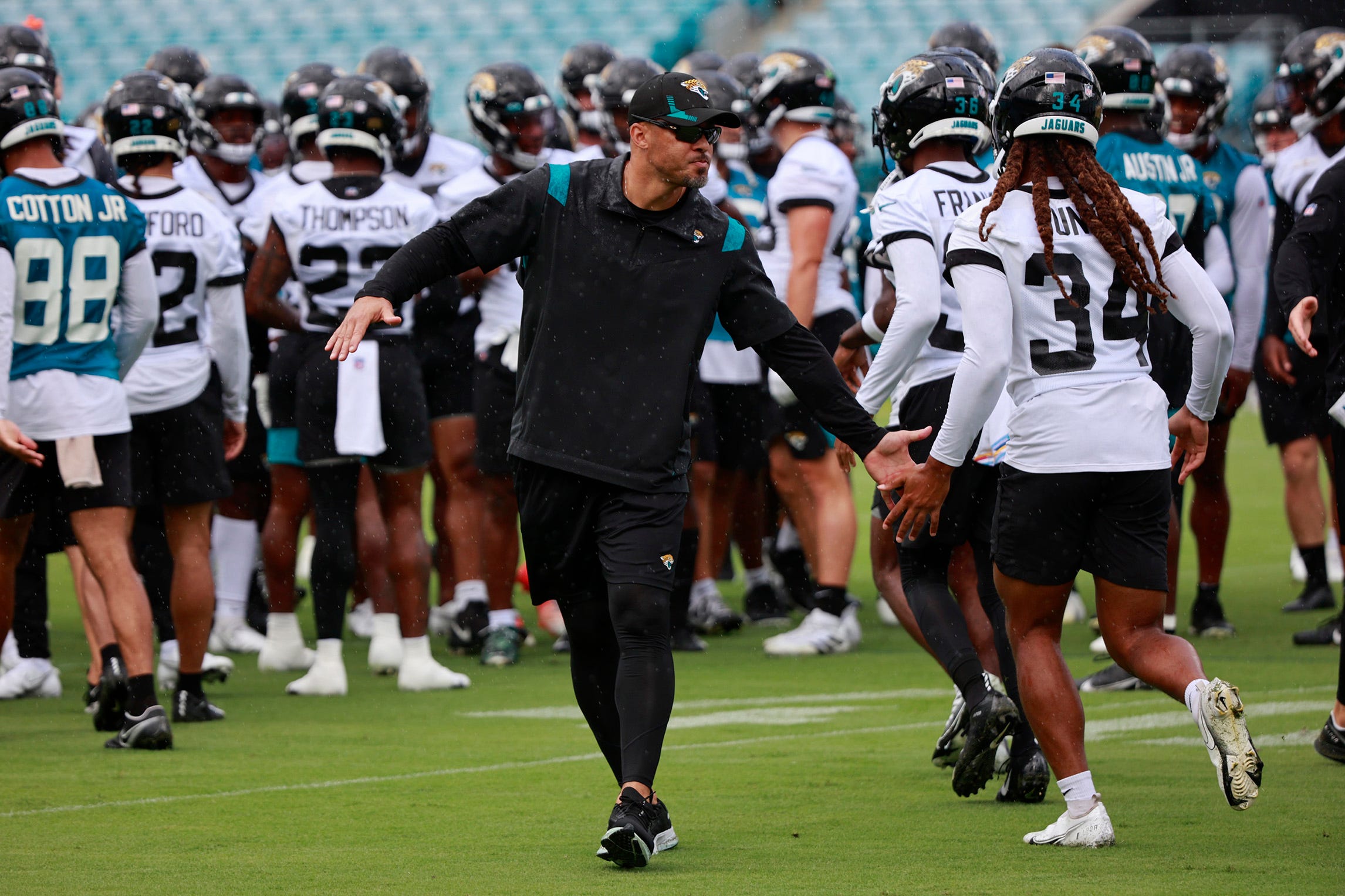 Jaguars defensive coordinator Mike Caldwell in practice