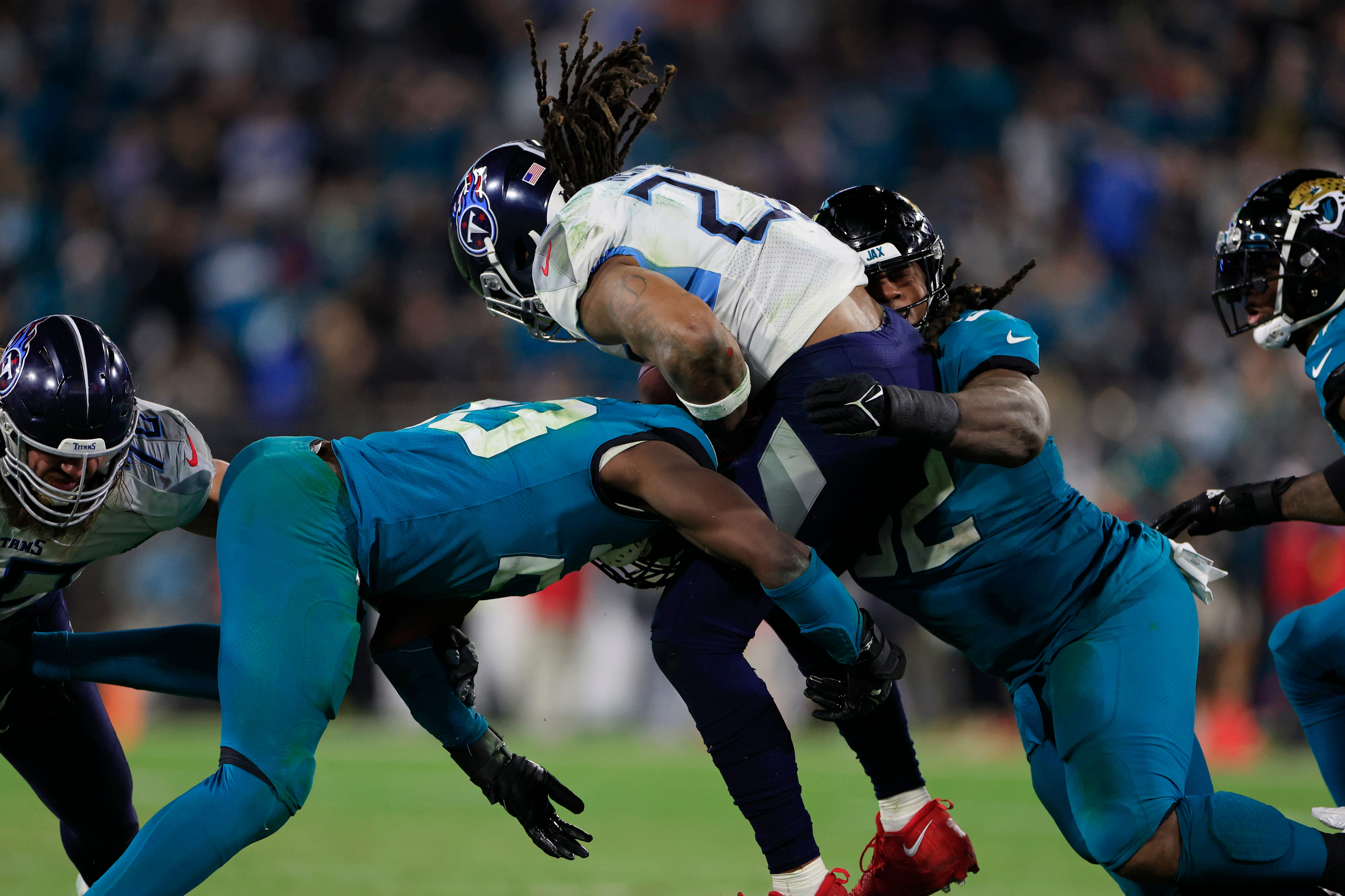 Jaguars LB Foyesade Oluokun making the tackle versus RB Derrick Henry