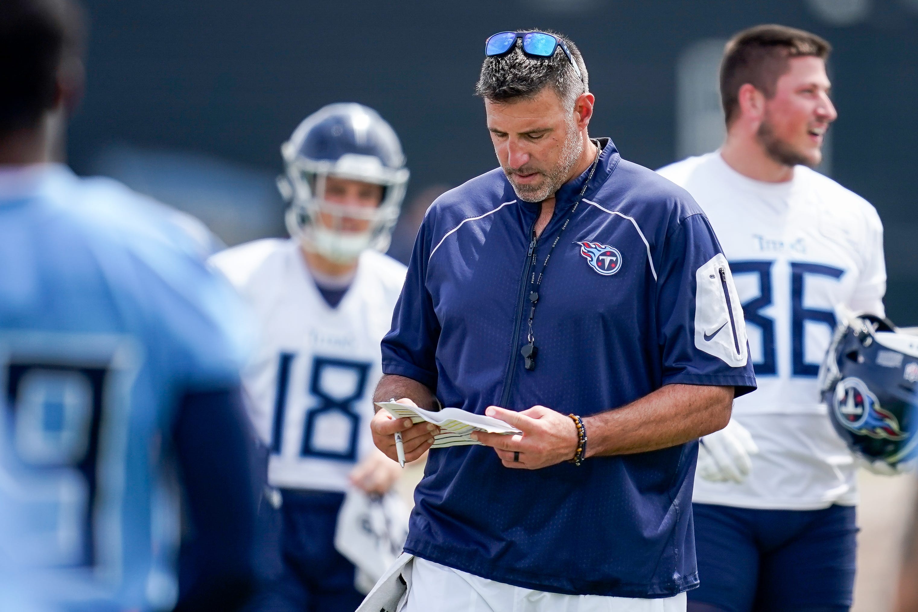 Tennessee Titans HC Mike Vrabel in practice