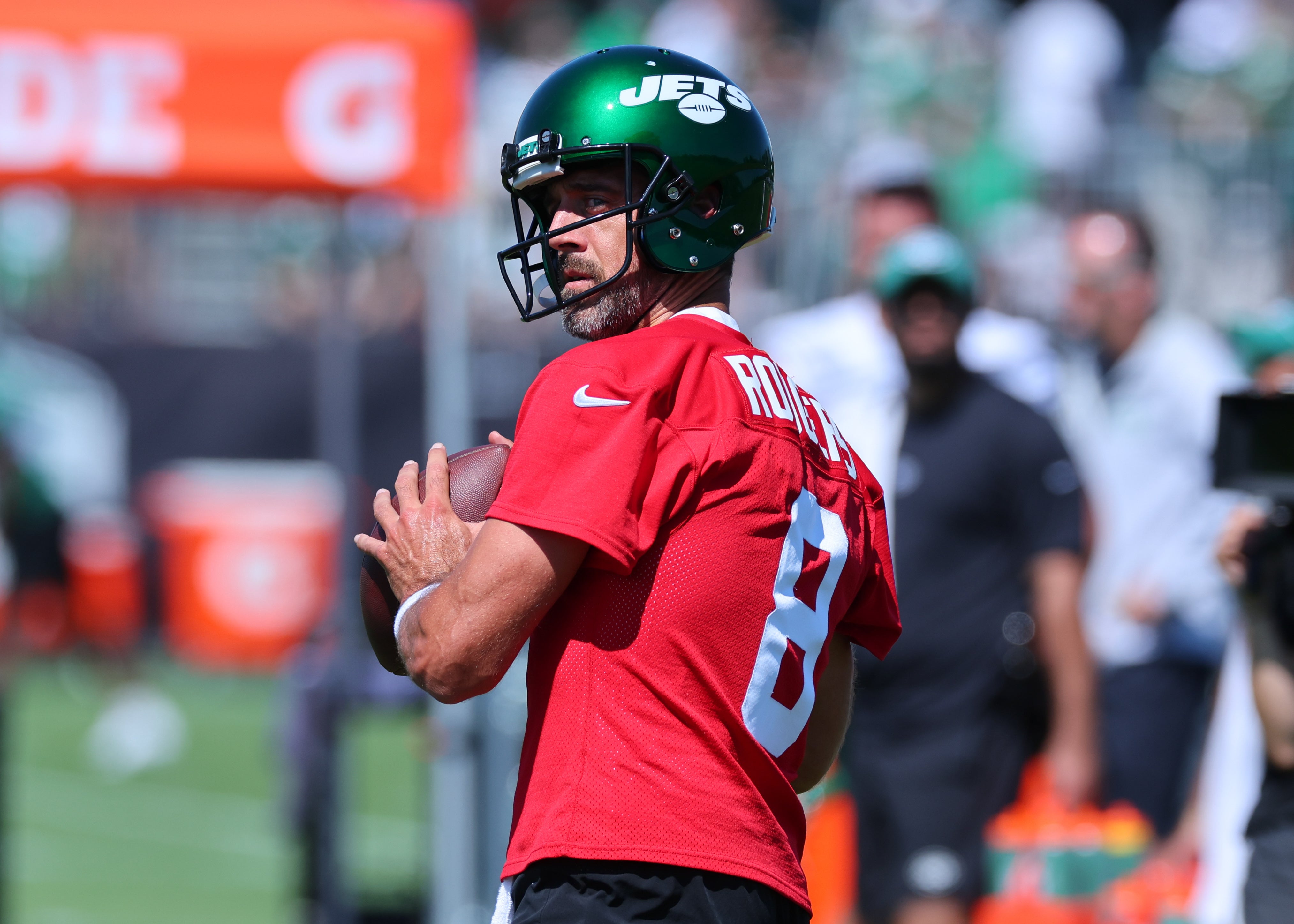 New York Jets QB Aaron Rodgers throwing in training camp.