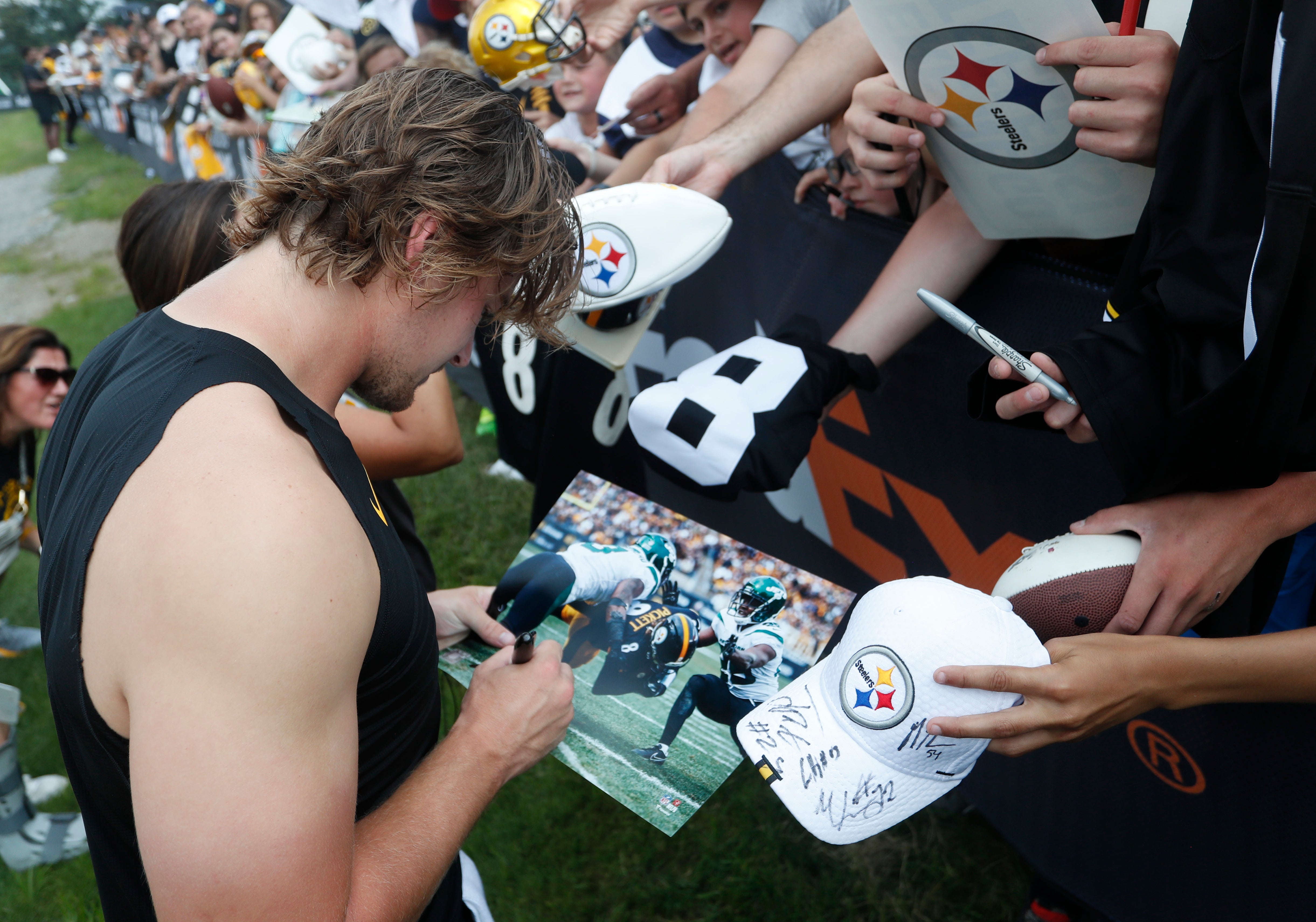Steelers' Kenny Pickett sticks around after practice to sign autographs