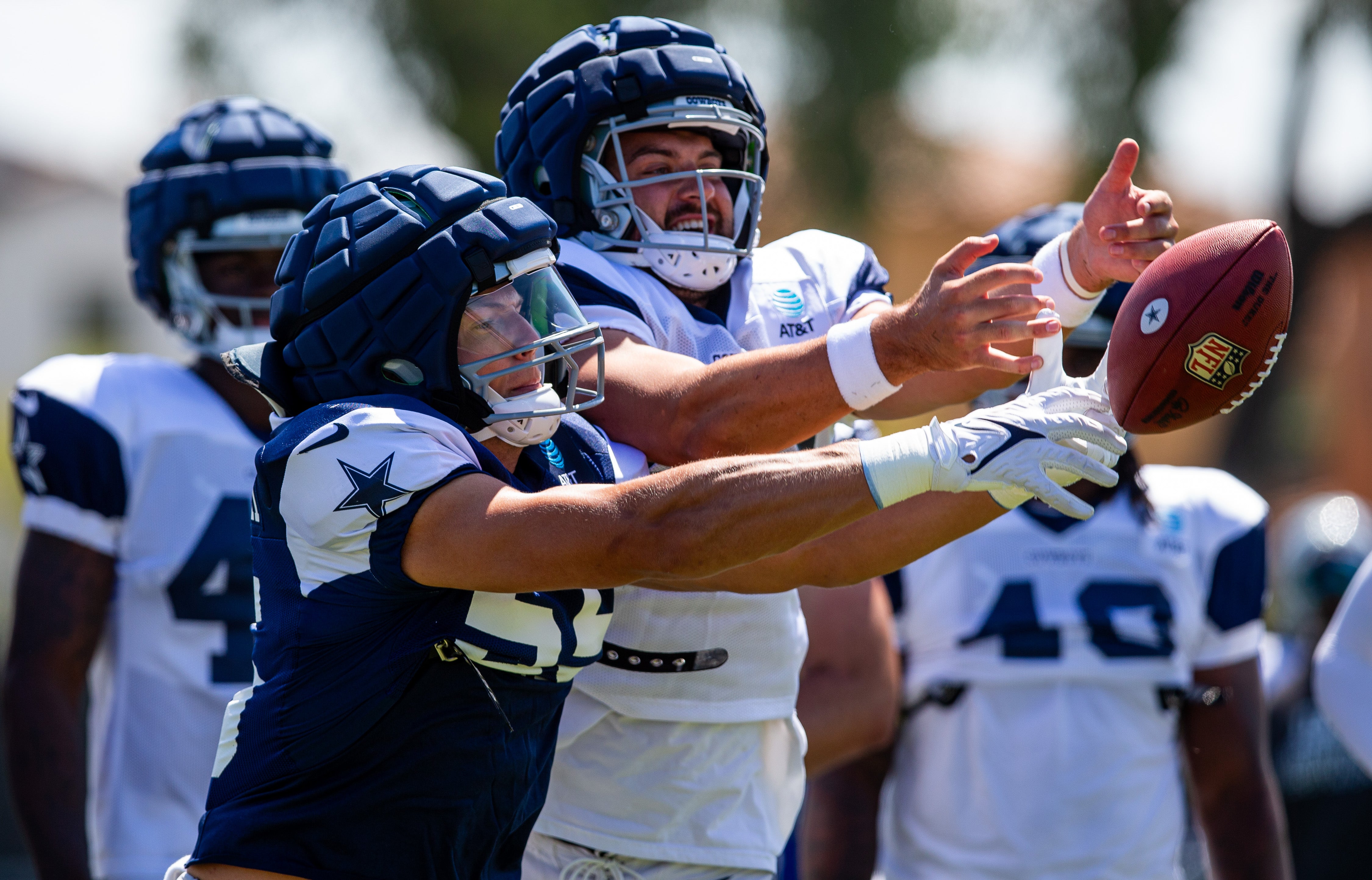 Dallas Cowboys LB Leighton Vander Esch covering TE Jake Ferguson.