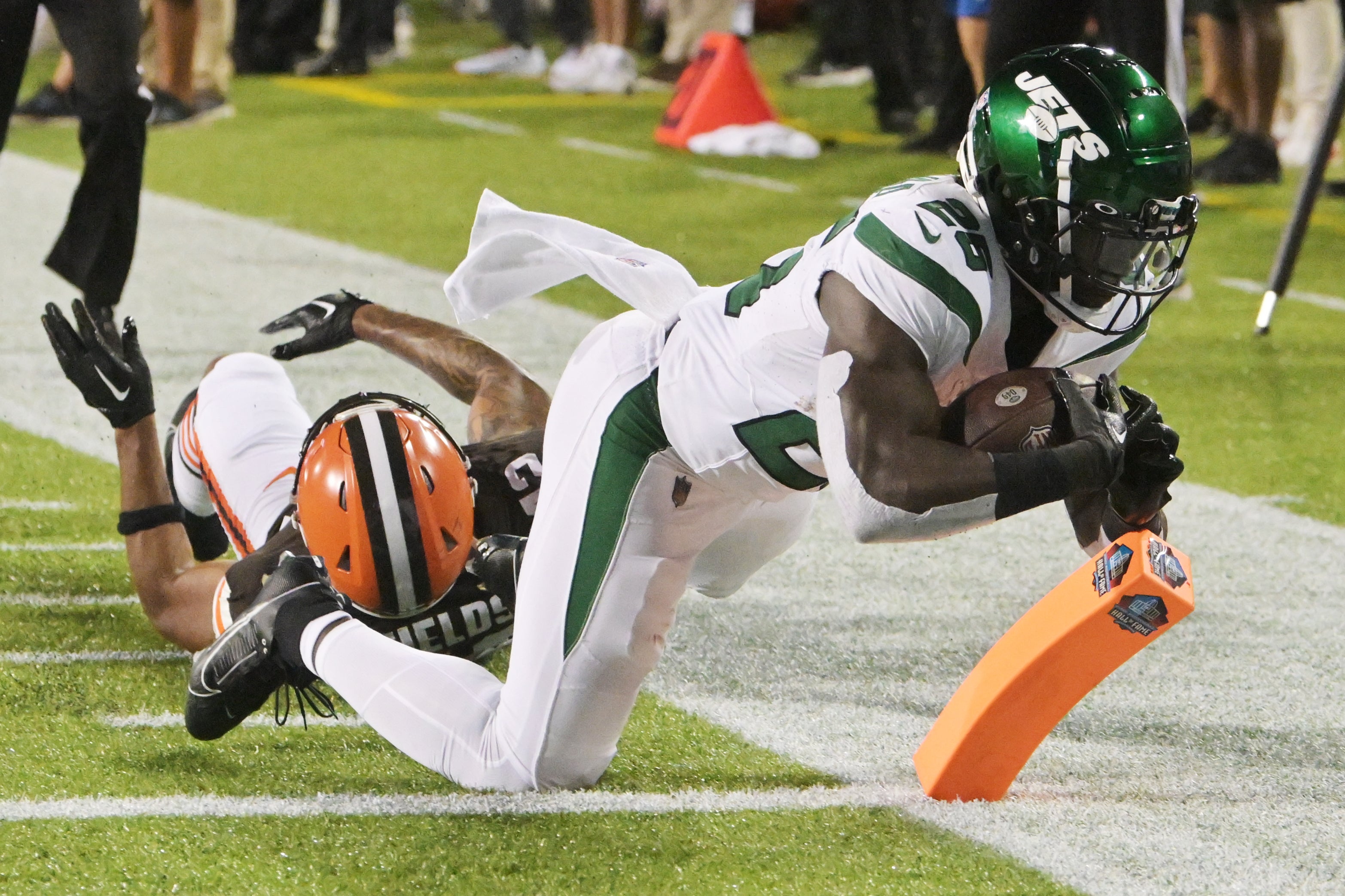 New York Jets running back Israel Abanikanda (25) scores a touchdown during the first half against the Cleveland Browns at Tom Benson Hall of Fame Stadium.