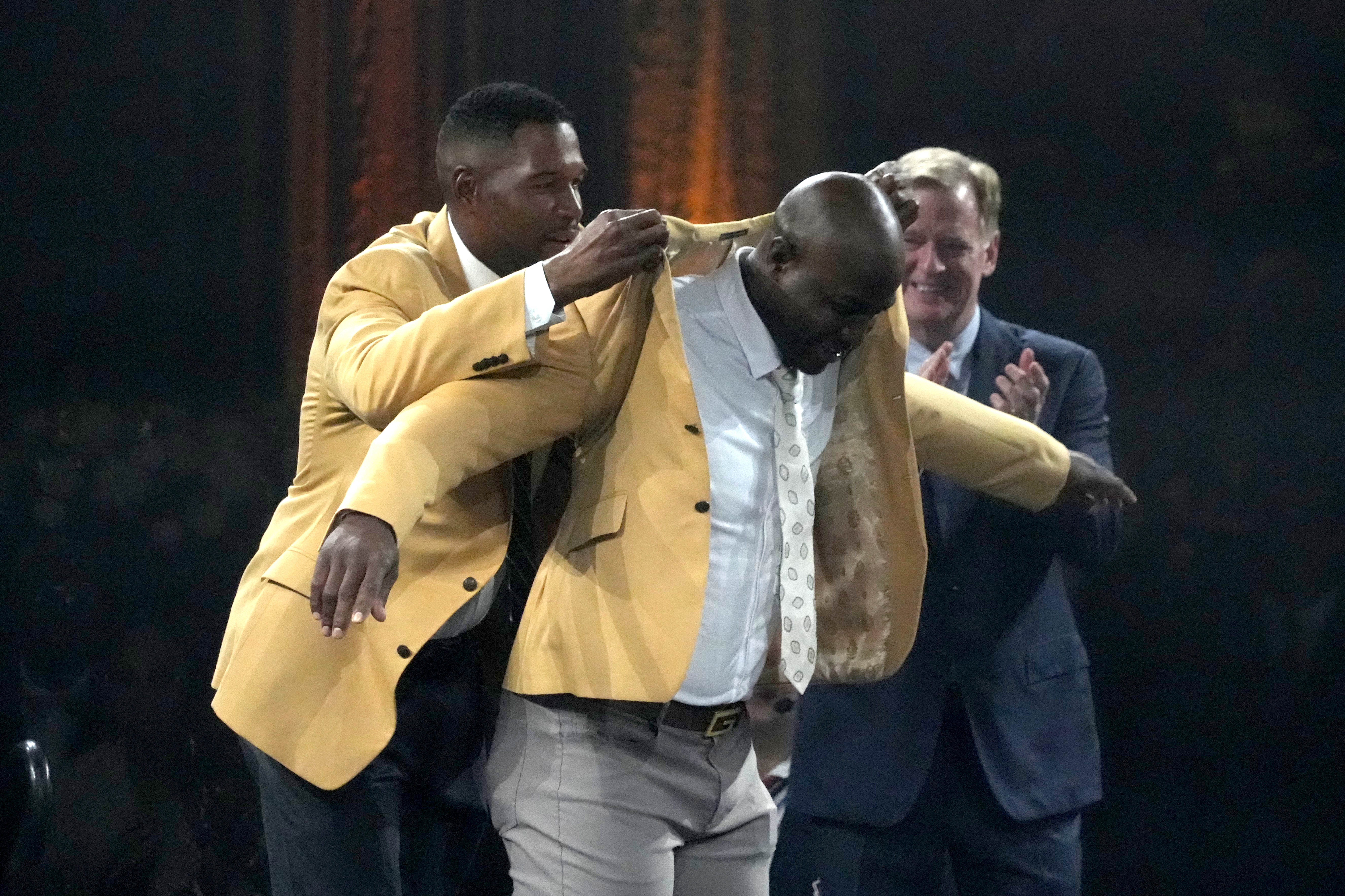 Dallas Cowboys legend DeMarcus Ware tries his Hall of Fame Gold Jacket for the first time.
