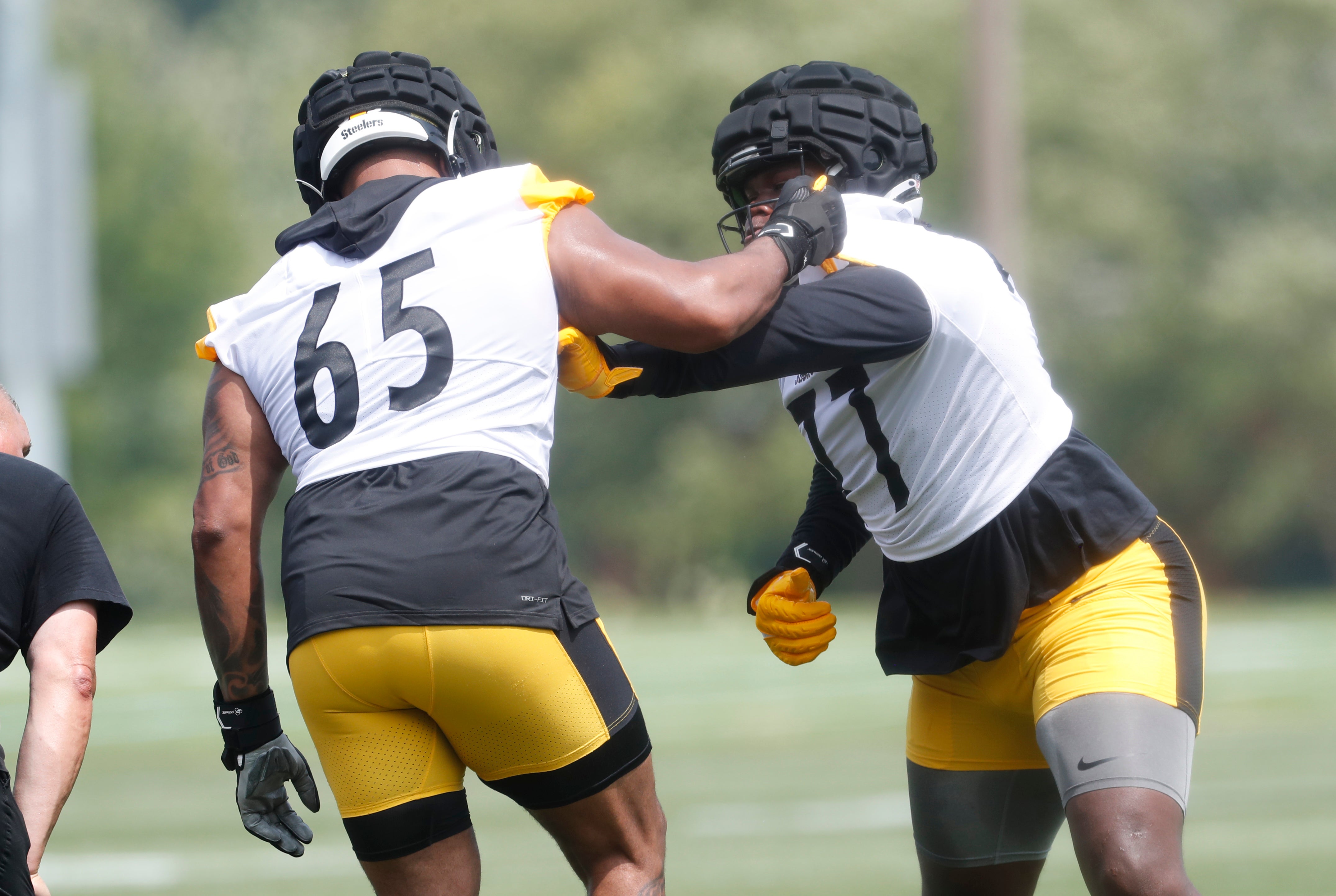 Jul 27, 2023; Latrobe, PA, USA; Pittsburgh Steelers offensive tackle Dan Moore Jr. (65) works against offensive tackle Broderick Jones (77) in drills during training camp at Saint Vincent College.