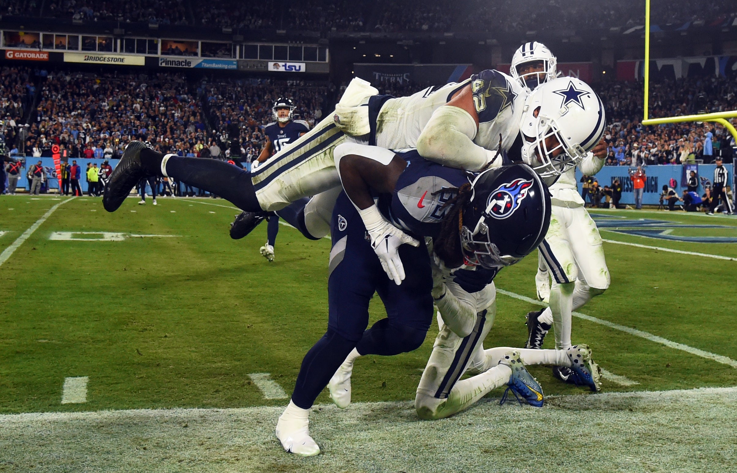 Former Dallas Cowboys LB Anthony Barr makes the tackle against the Tennessee Titans / Christopher Hanewinckel-USA TODAY Sports
