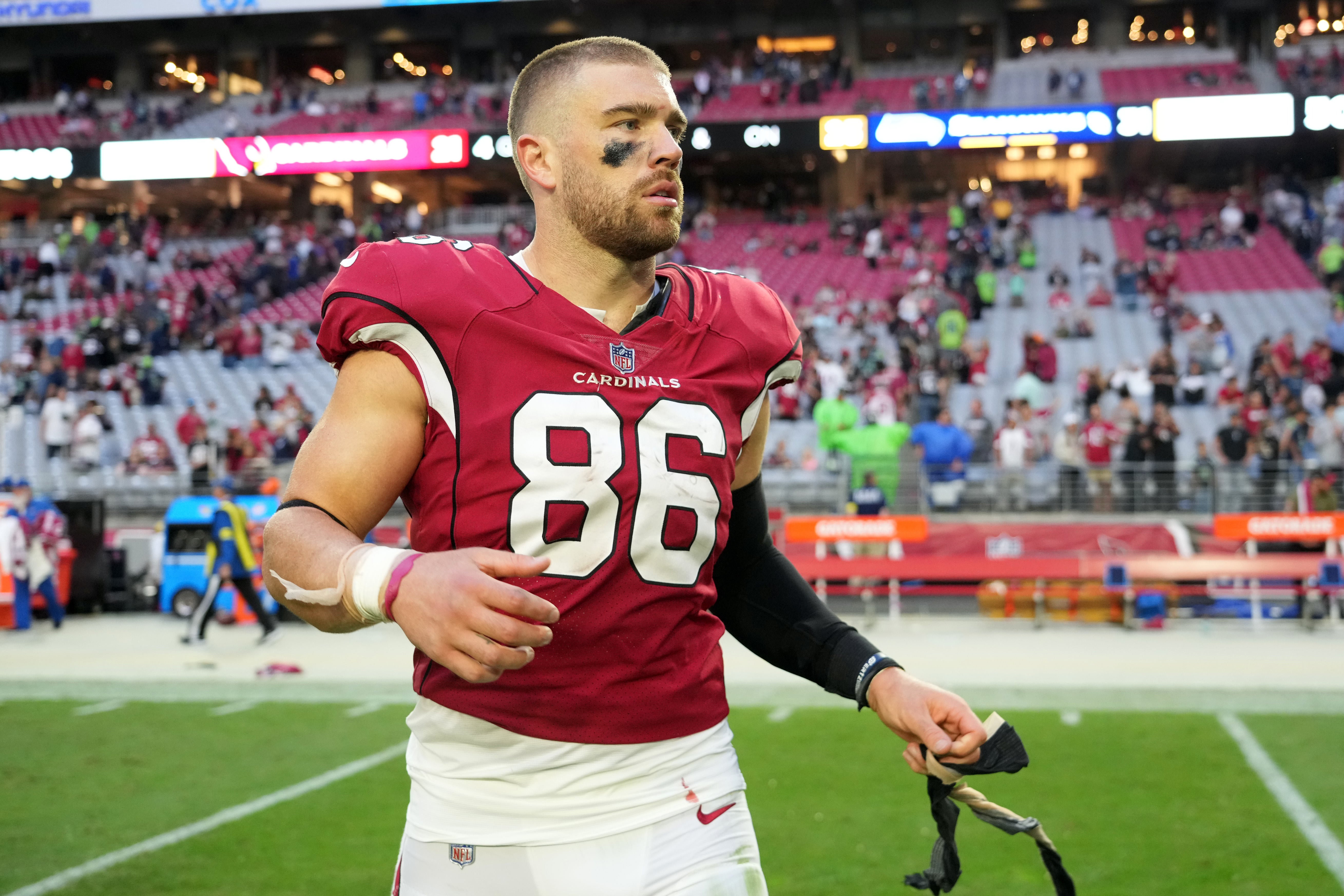 Nov 6, 2022; Glendale, Arizona, USA; Arizona Cardinals tight end Zach Ertz (86) leaves the field after facing the Seattle Seahawks at State Farm Stadium.