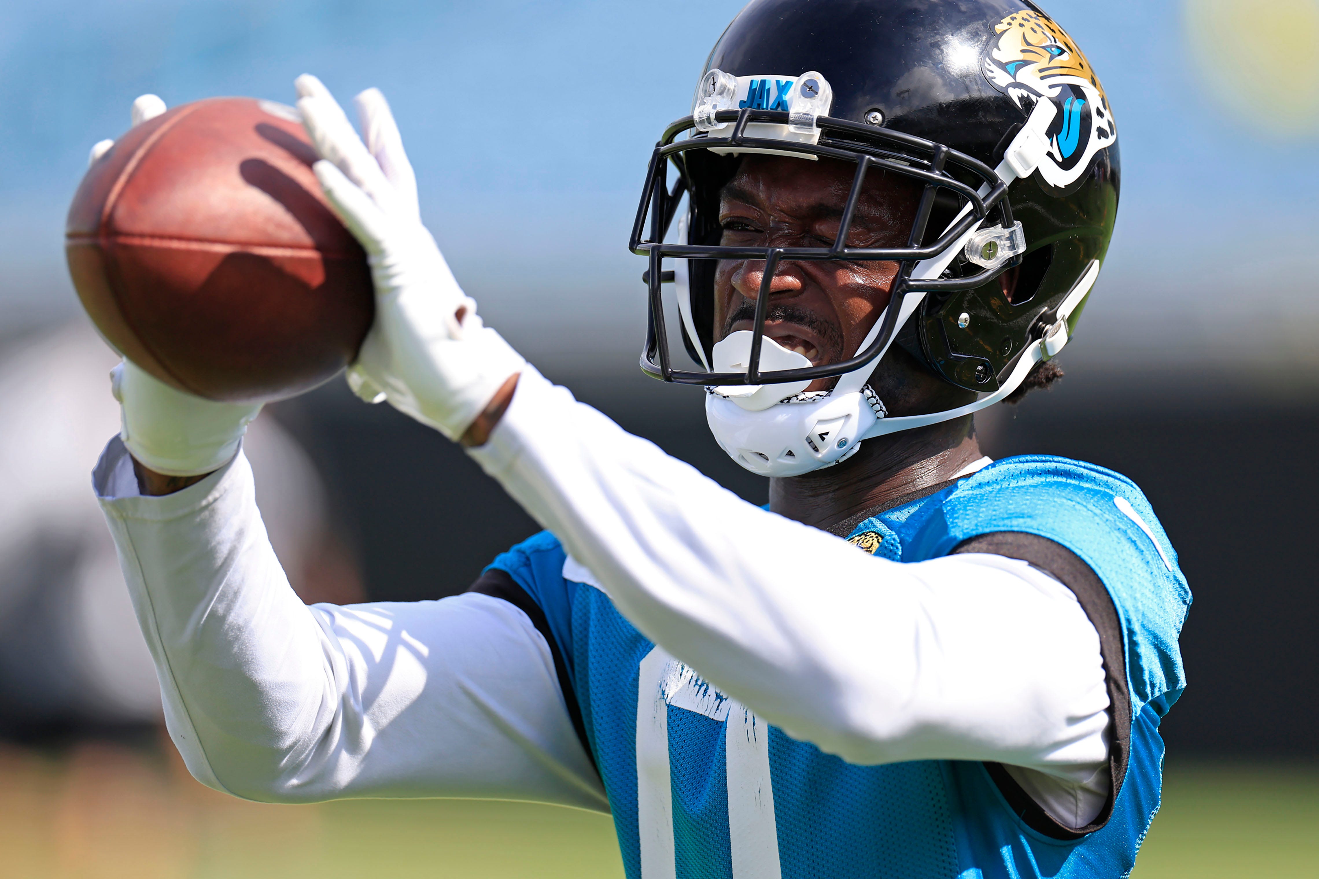 Jacksonville Jaguars wide receiver Calvin Ridley (0) practices catching during the third and final day of a mandatory minicamp Monday, June 12, 2023 at TIAA Bank Field in Jacksonville, Fla.