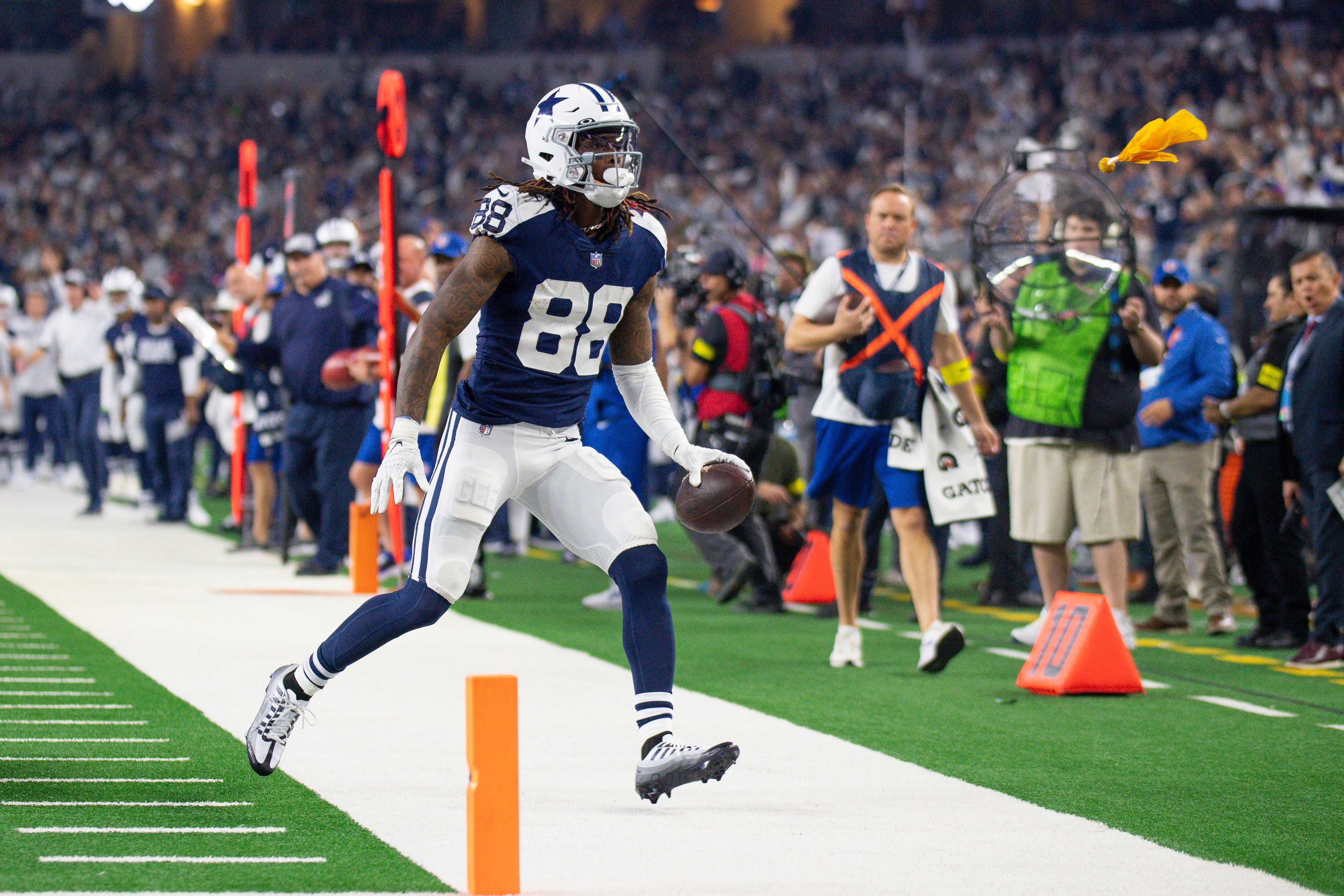 Dallas Cowboys wide receiver CeeDee Lamb (88) in action during the game between the Dallas Cowboys and the New York Giants at AT&T Stadium. Mandatory Credit: Jerome Miron-USA TODAY Sports