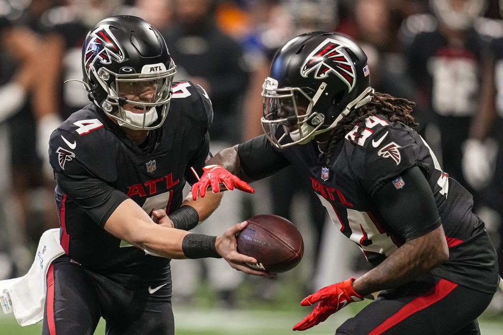 Falcons QB Desmond Ridder hands off the ball to RB Cordarrelle Patterson