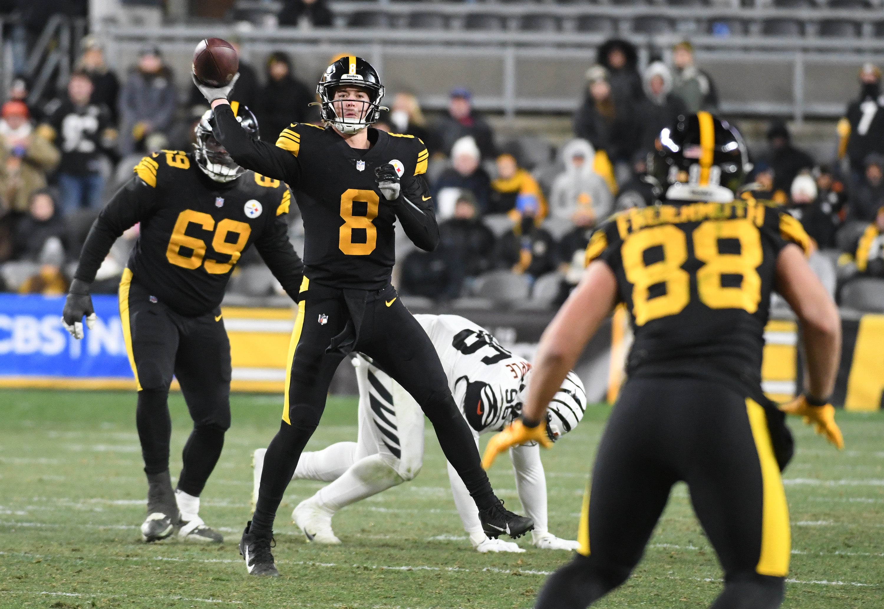 Nov 20, 2022; Pittsburgh, Pennsylvania, USA; Pittsburgh Steelers quarterback Kenny Pickett (8) throws to tight end Pat Freiermuth (88) against the Cincinnati Bengals during the second quarter at Acrisure Stadium. Mandatory Credit: Philip G. Pavely-USA TODAY Sports