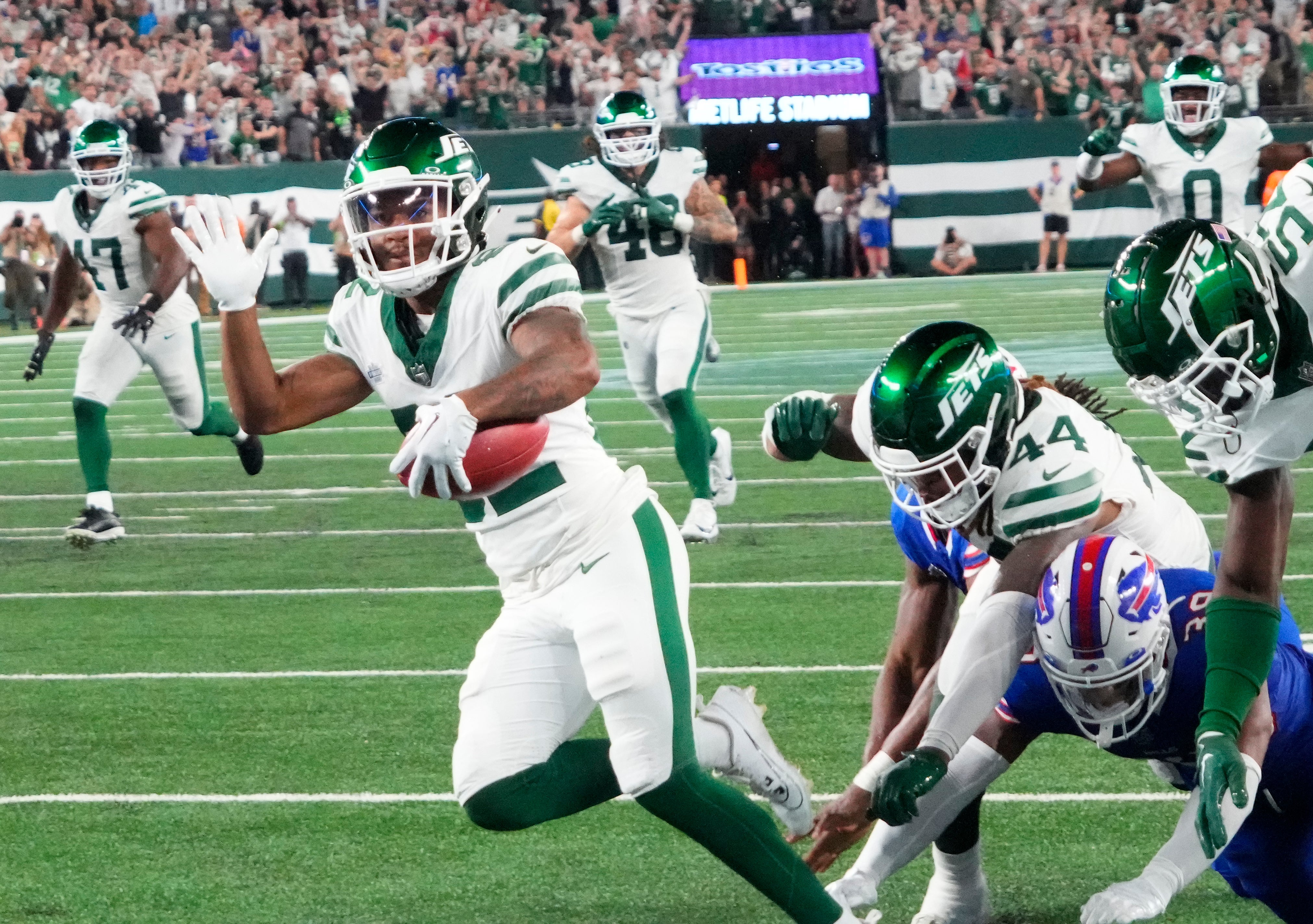 New York Jets wide receiver Xavier Gipson (82) scores a touchdown in overtime on a punt return against the Buffalo Bills at MetLife Stadium. Mandatory Credit: Robert Deutsch-USA TODAY Sports