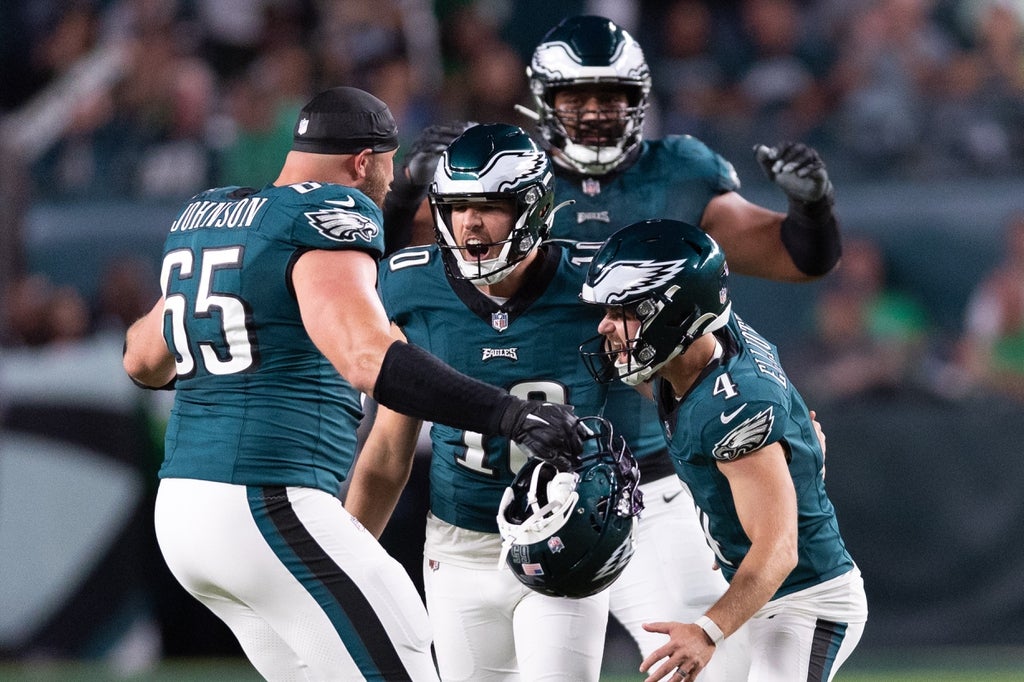 Eagles celebrate Jake Elliot's 61-yard field goal.