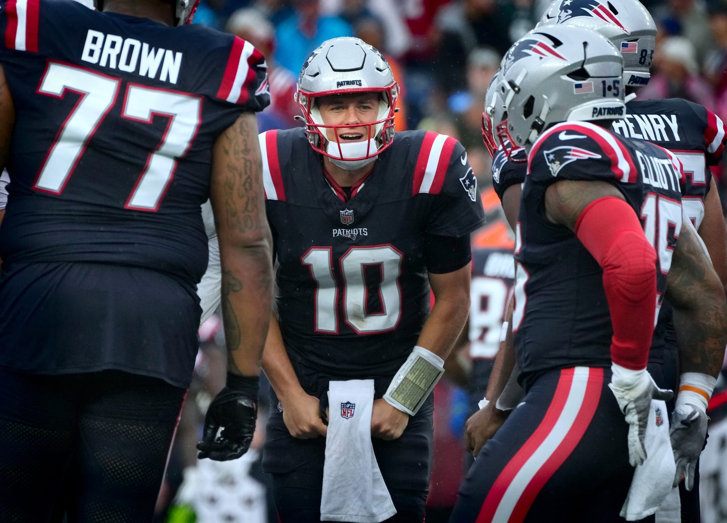Mac Jones huddles with his player in the first half.