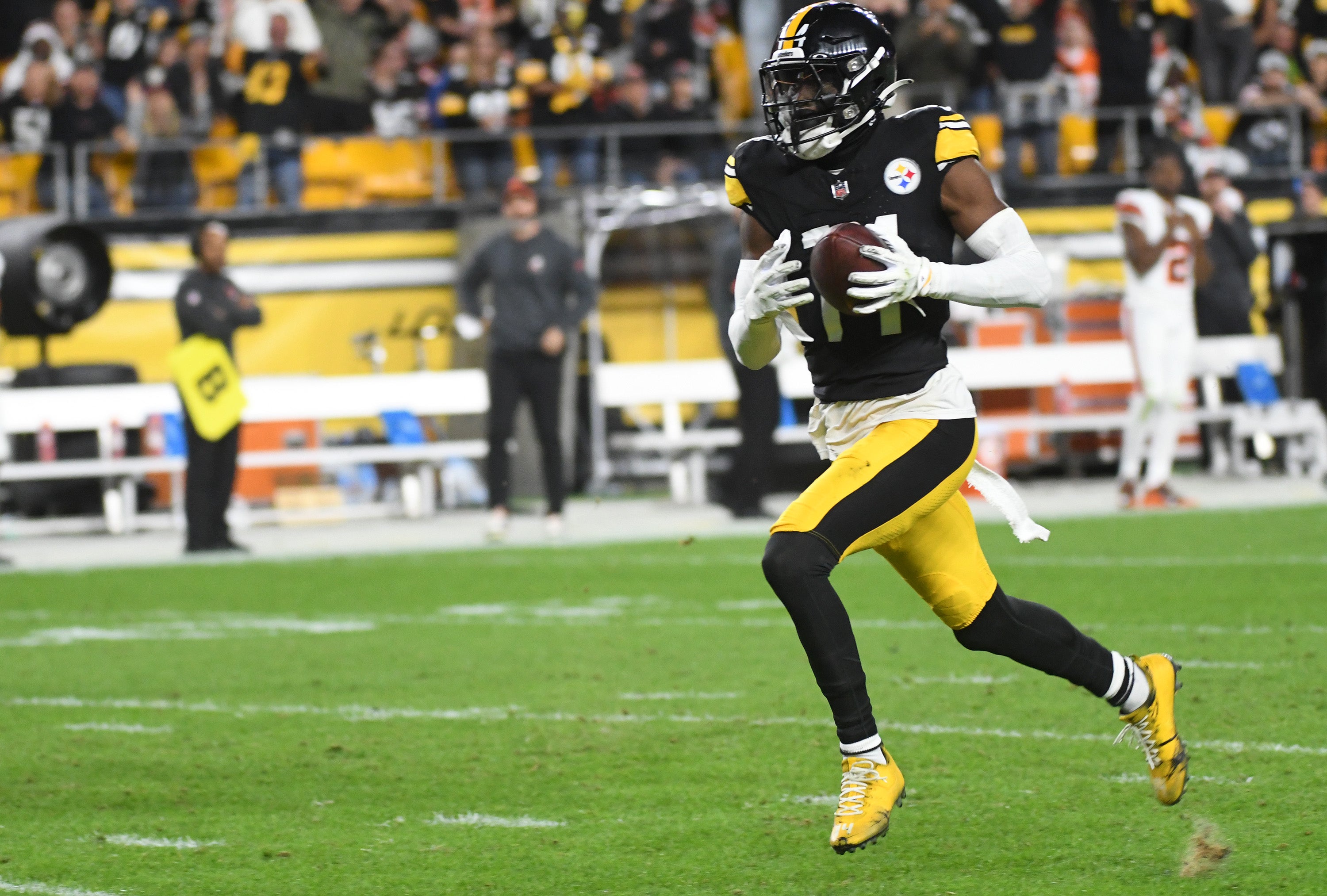 Sep 18, 2023; Pittsburgh, Pennsylvania, USA; Pittsburgh Steelers wide receiver George Pickens (14) runs for a touchdown in the second quarter in a game against the Cleveland Browns at Acrisure Stadium. Mandatory Credit: Philip G. Pavely-USA TODAY Sports  