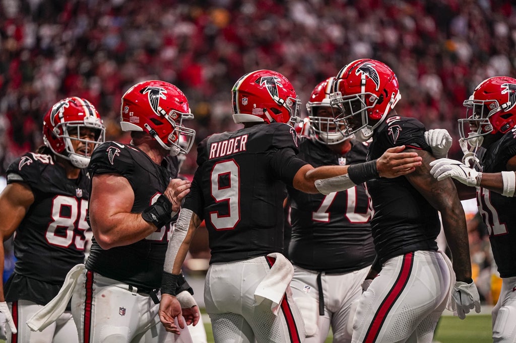 Falcons QB Desmond Ridder celebrates with teammates