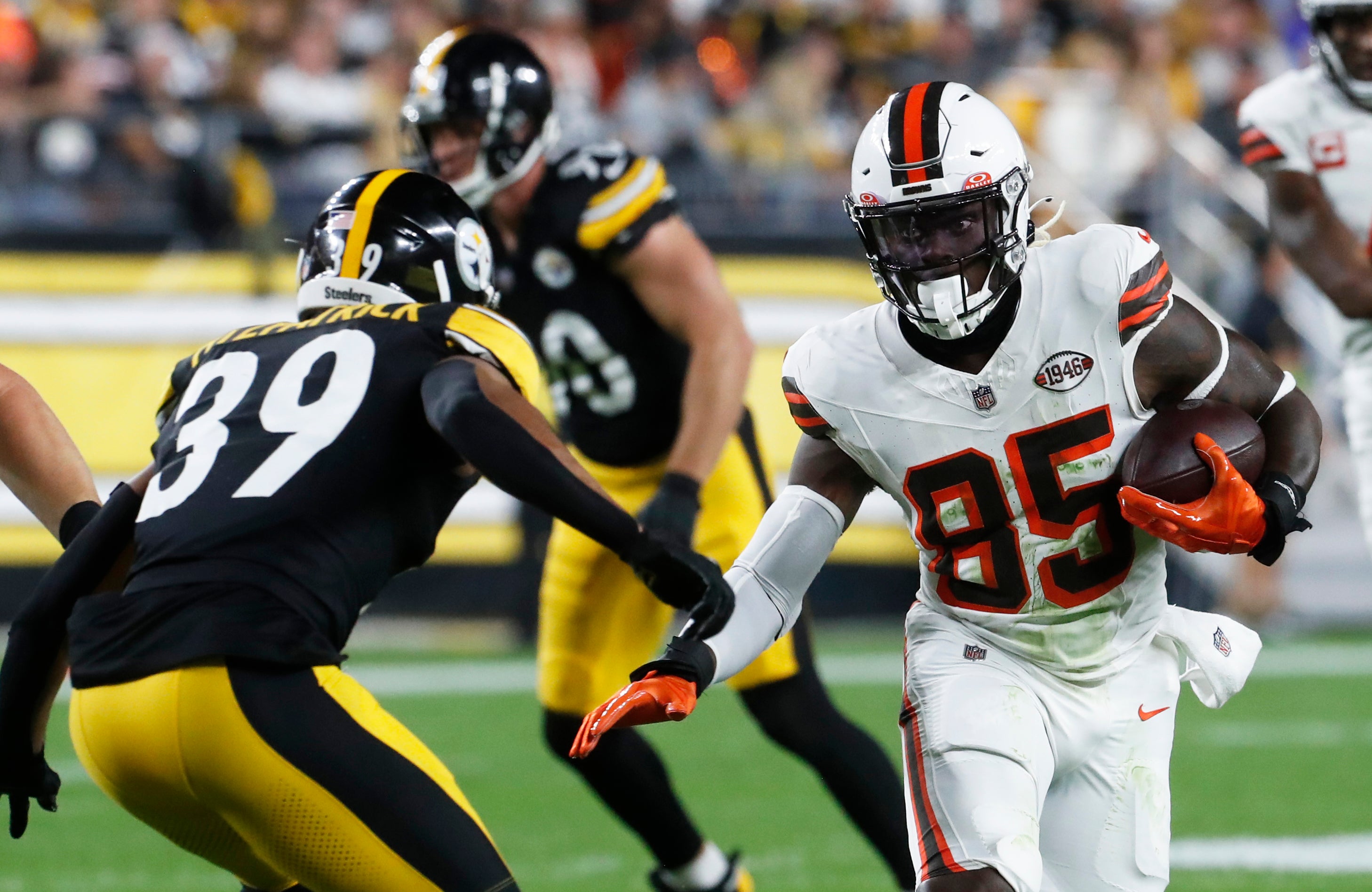 Sep 18, 2023; Pittsburgh, Pennsylvania, USA; Cleveland Browns tight end David Njoku (85) runs after a catch as Pittsburgh Steelers safety Minkah Fitzpatrick (39) defends during the first quarter at Acrisure Stadium. Mandatory Credit: Charles LeClaire-USA TODAY Sports