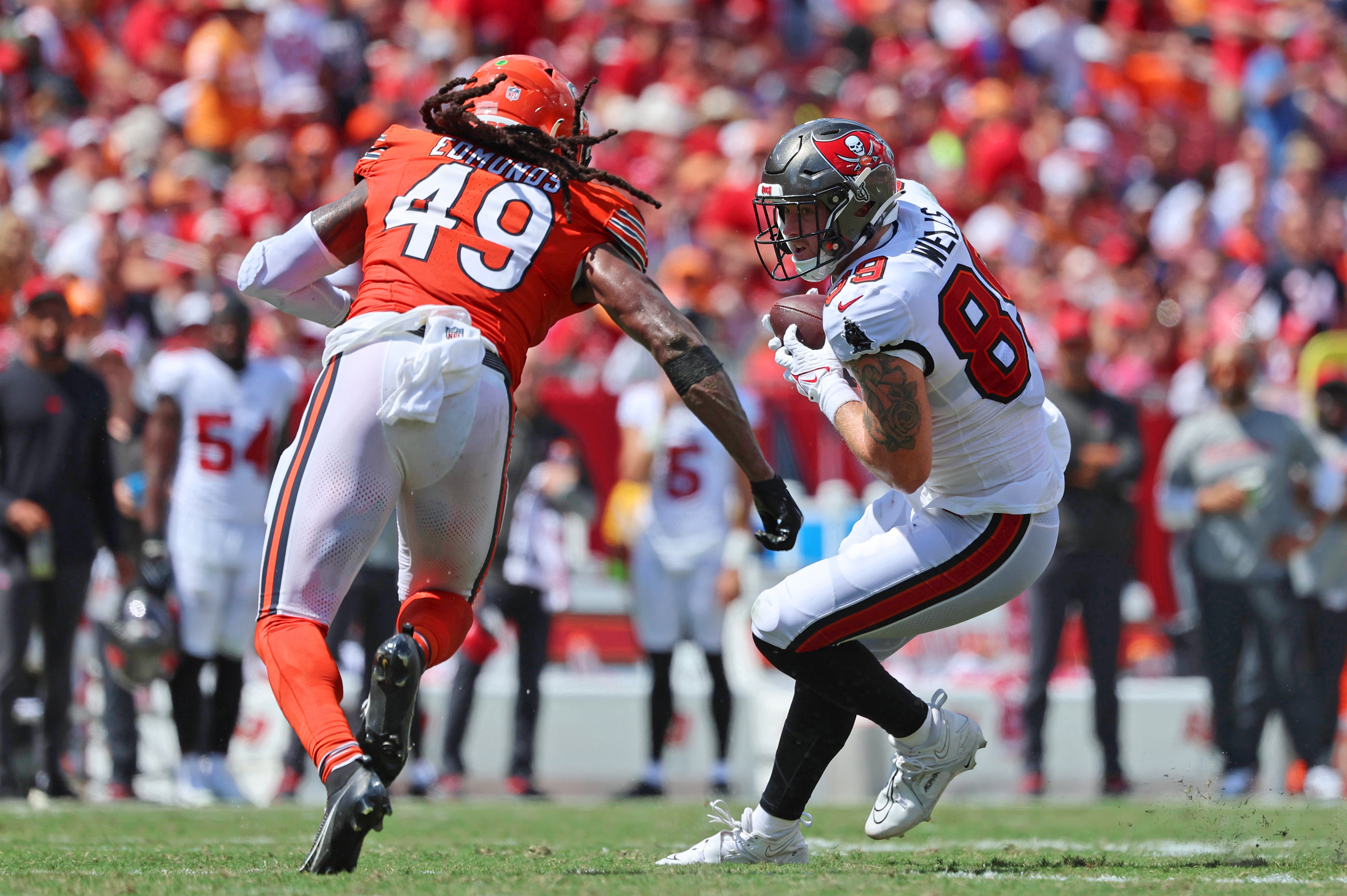 Sep 17, 2023; Tampa, Florida, USA; Tampa Bay Buccaneers tight end David Wells (89) evades Chicago Bears linebacker Tremaine Edmunds (49) during the second half at Raymond James Stadium. Mandatory Credit: Kim Klement Neitzel-USA TODAY Sports