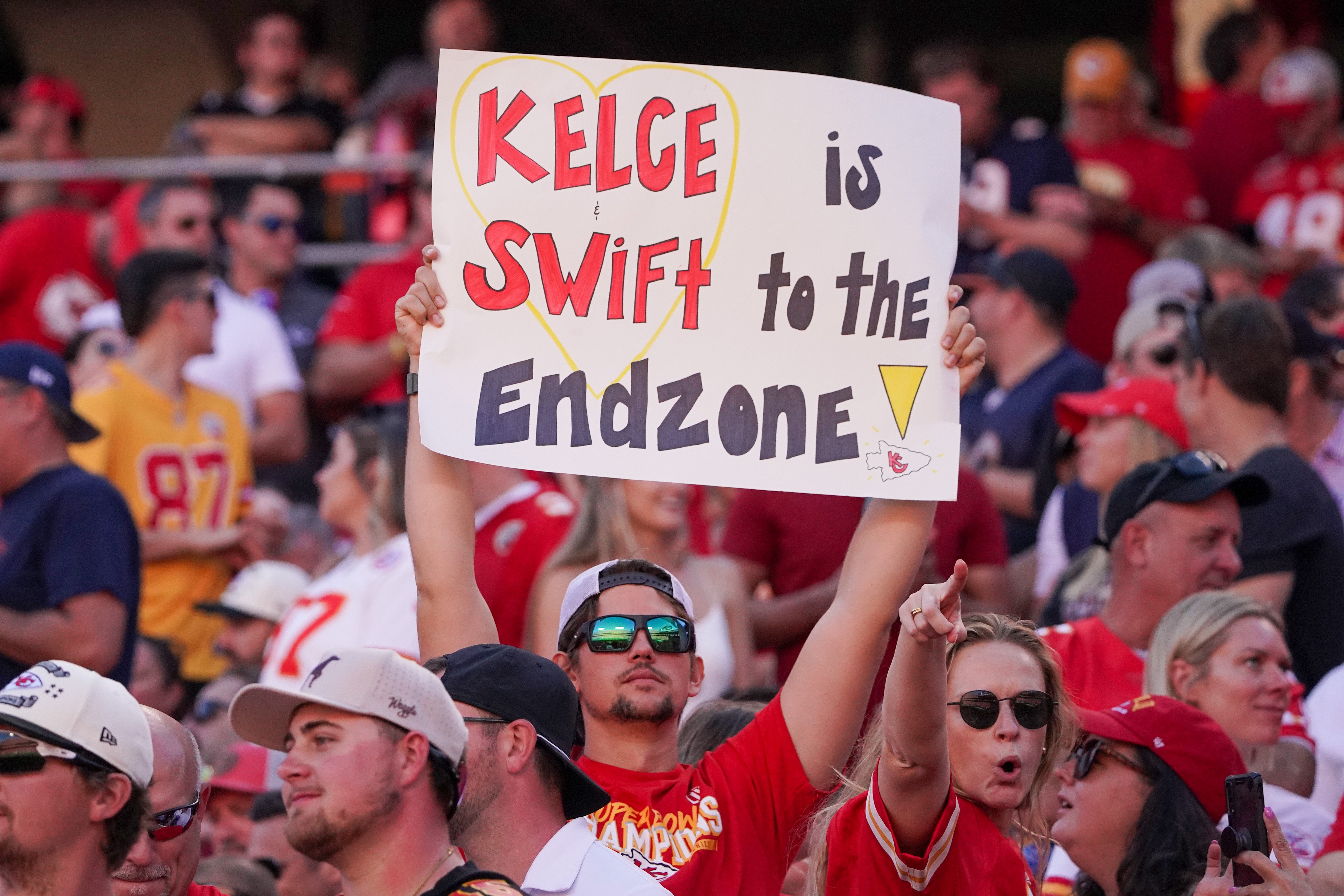 Travis Kelce, Taylor Swift
