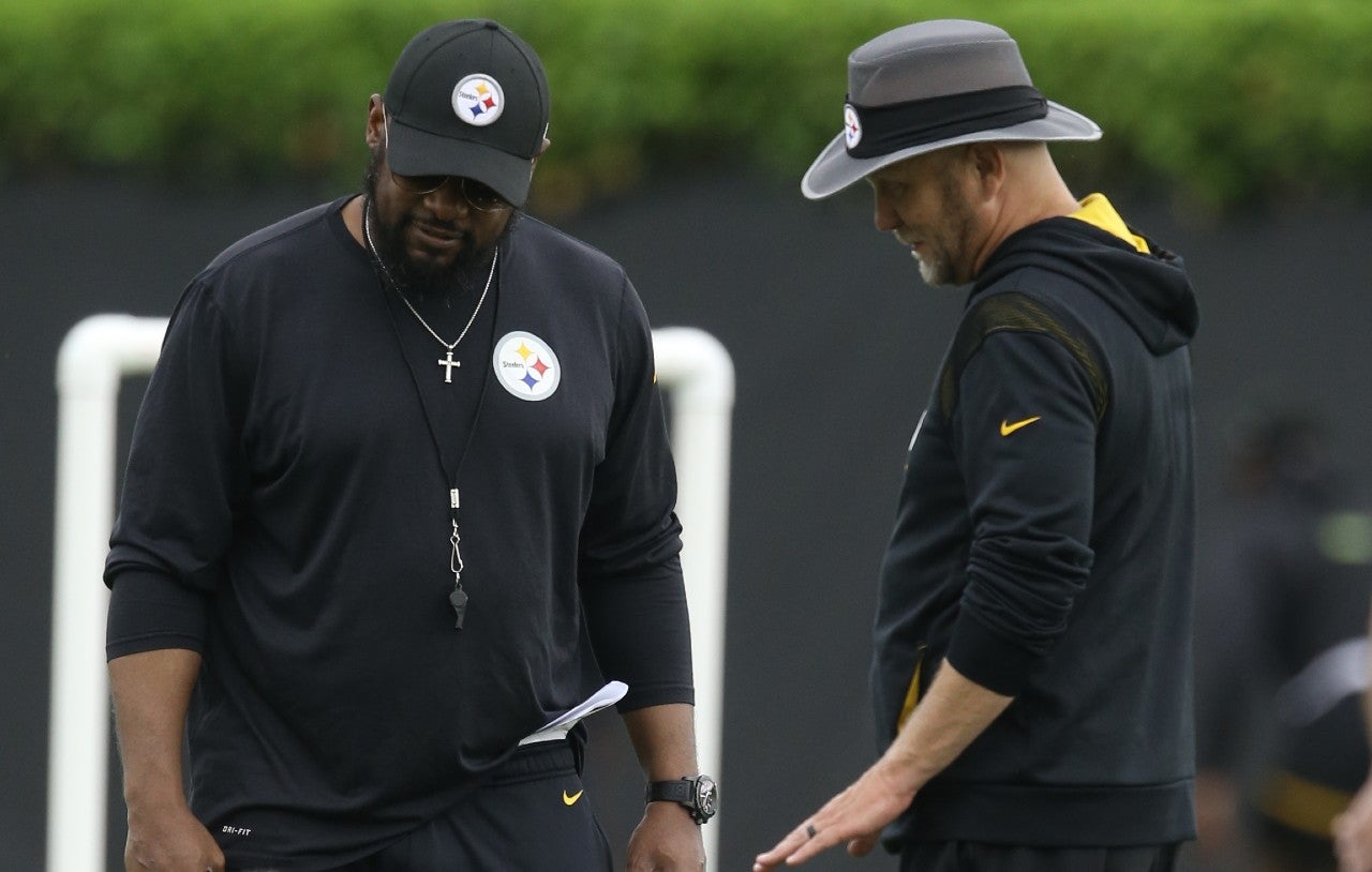May 26, 2022; Pittsburgh, PA, USA; Pittsburgh Steelers head coach Mike Tomlin (left) and offensive coordinator Matt Canada (right) talk with running back Najee Harris (22) during organized team activities at UPMC Rooney Sports Complex. Mandatory Credit: Charles LeClaire-USA TODAY Sports