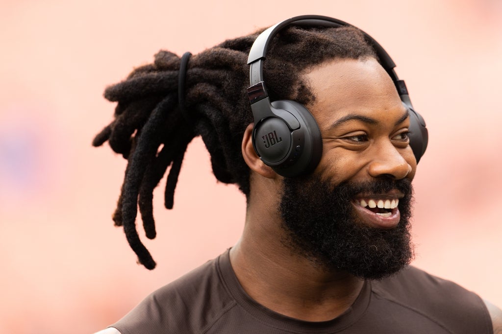 Cleveland Browns defensive end Za'Darius Smith (99) laughs before the game against the Tennessee Titans at Cleveland Browns Stadium.