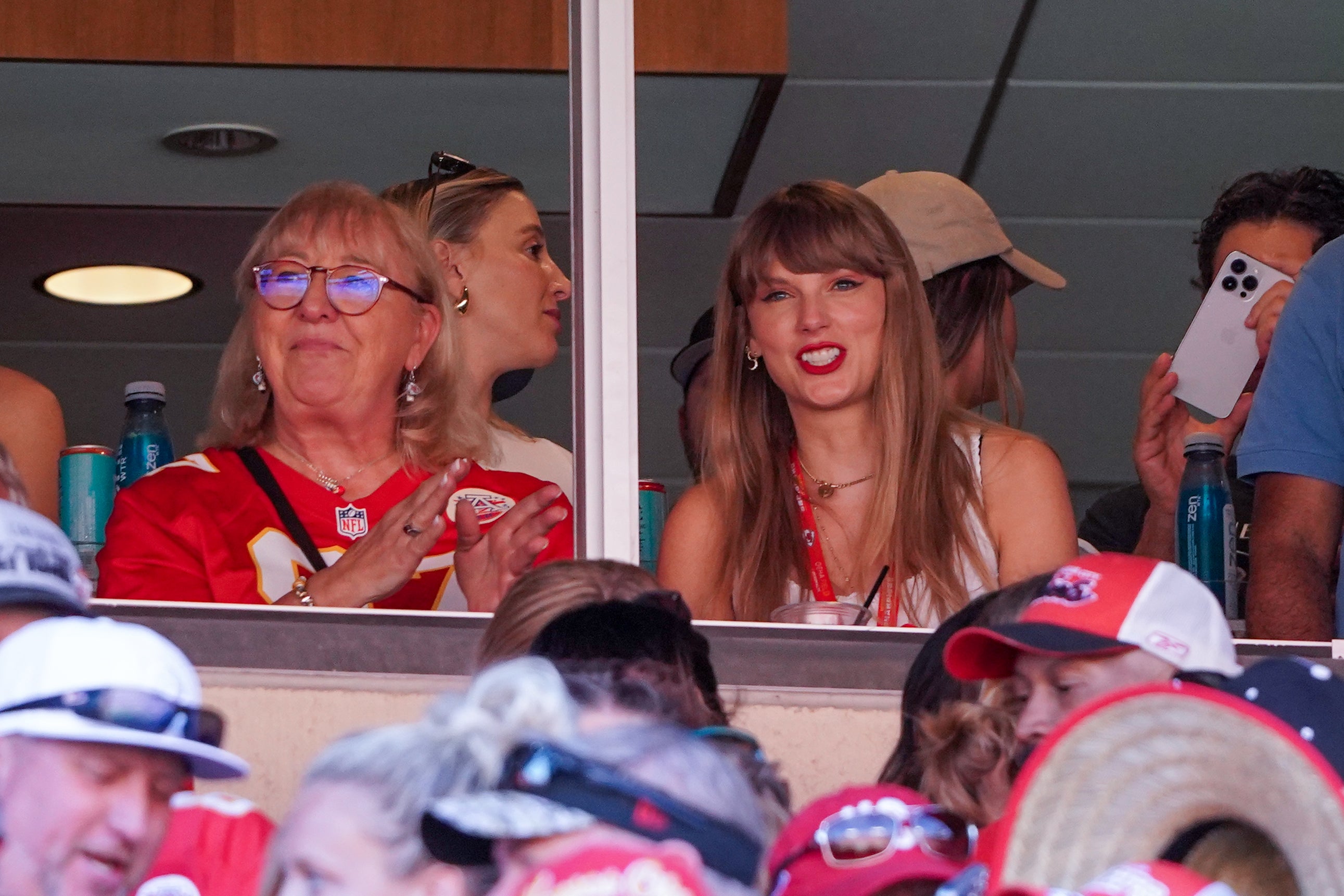 Taylor Swift, Donna Kelce