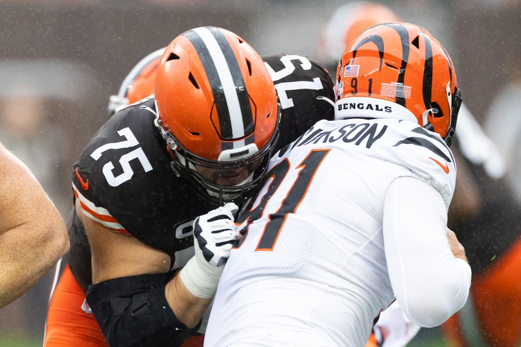 Cleveland Browns guard Joel Bitonio (75) blocks Cincinnati Bengals defensive end Trey Hendrickson (91) during the first quarter at Cleveland Browns Stadium.