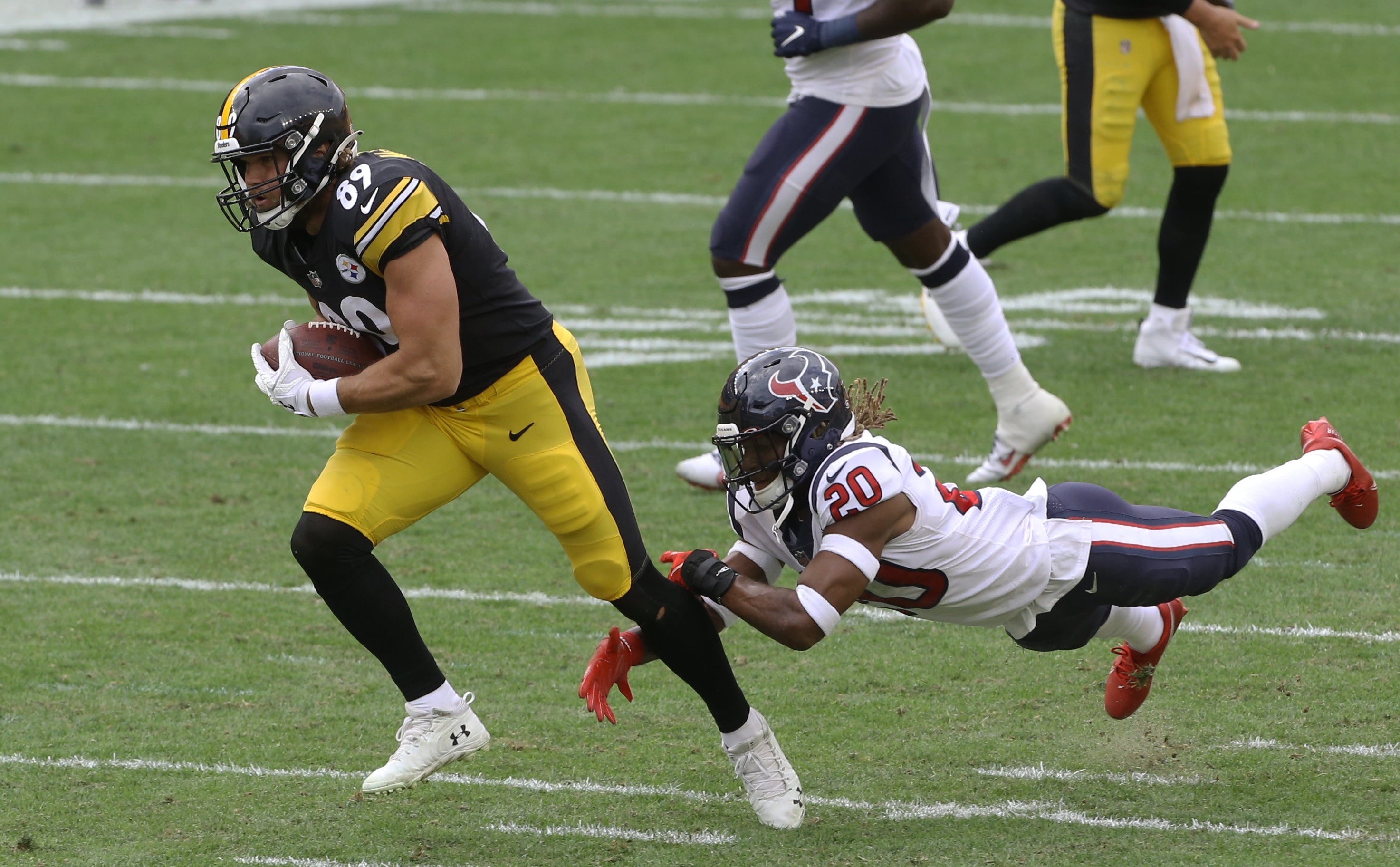 Sep 27, 2020; Pittsburgh, Pennsylvania, USA; Pittsburgh Steelers tight end Vance McDonald (89) runs after a catch out of the grasp of Houston Texans strong safety Justin Reid (20) during the fourth quarter at Heinz Field. The Steelers won 28-21. Mandatory Credit: Charles LeClaire-USA TODAY Sports