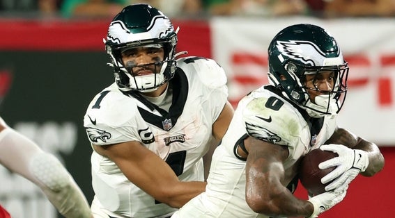 Eagles QB Jalen Hurts hands the ball off to RB De'Andre Swift