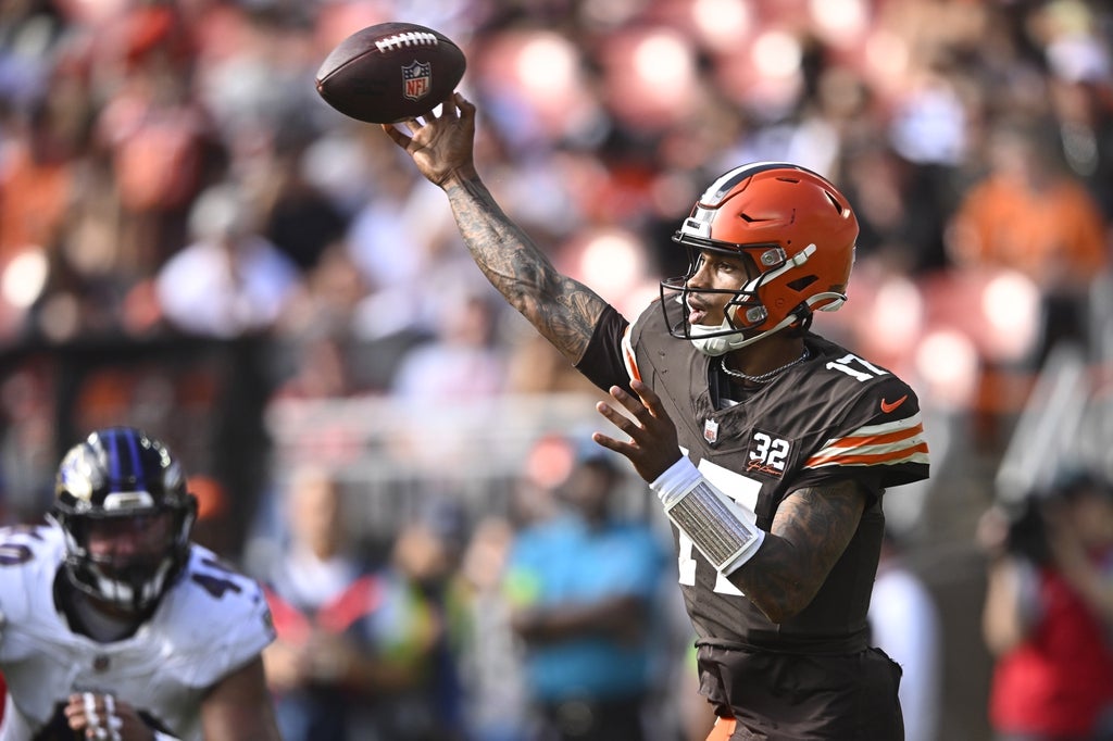 Cleveland Browns quarterback Dorian Thompson-Robinson (17) throws a pass in the fourth quarter against the Baltimore Ravens at Cleveland Browns Stadium.